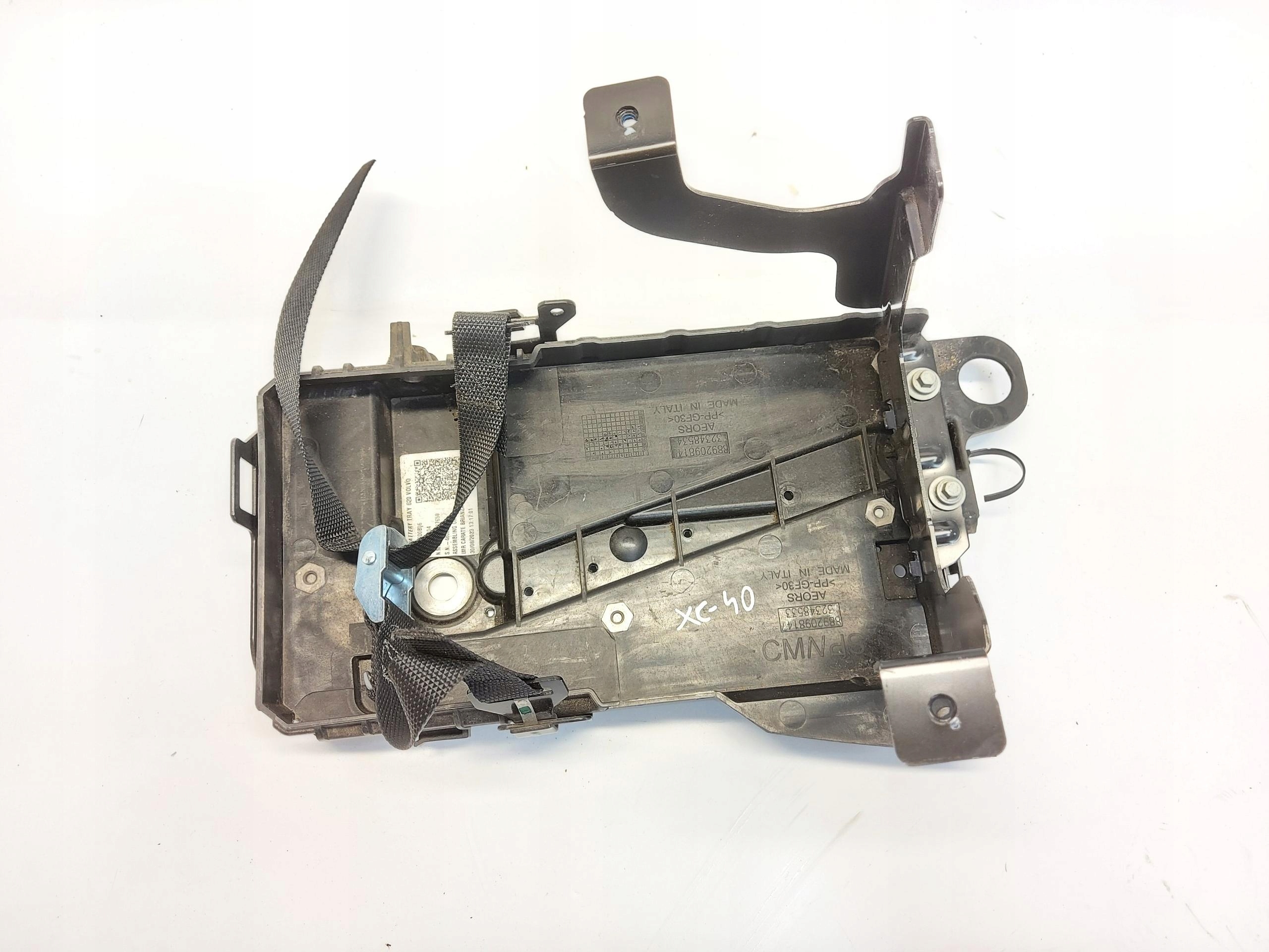 Volvo XC40 D3 Grundlage Halter akumulatora 32348534