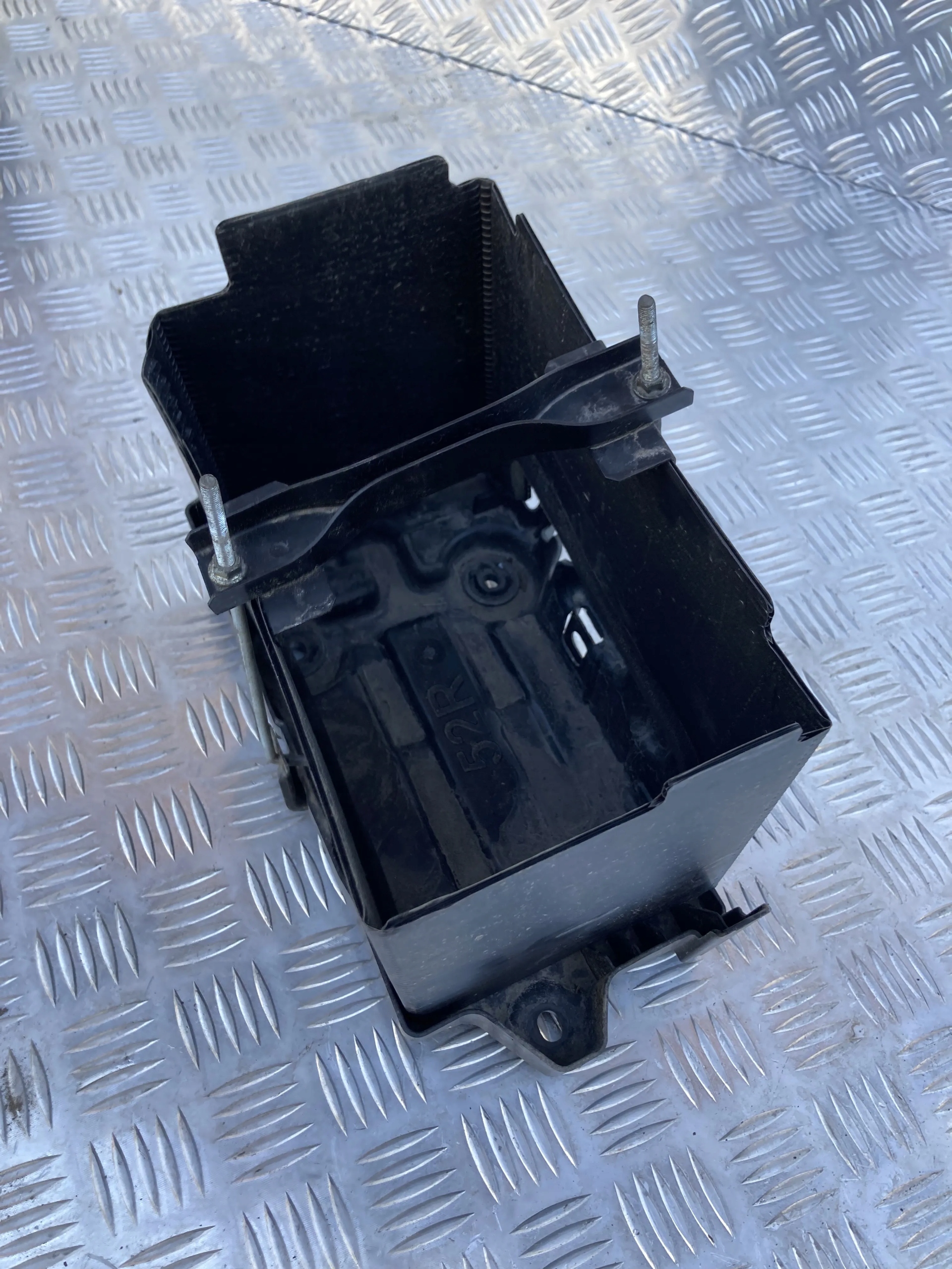 PODSTAWA AKUMULATORA SUZUKI SWIFT MK8 17-