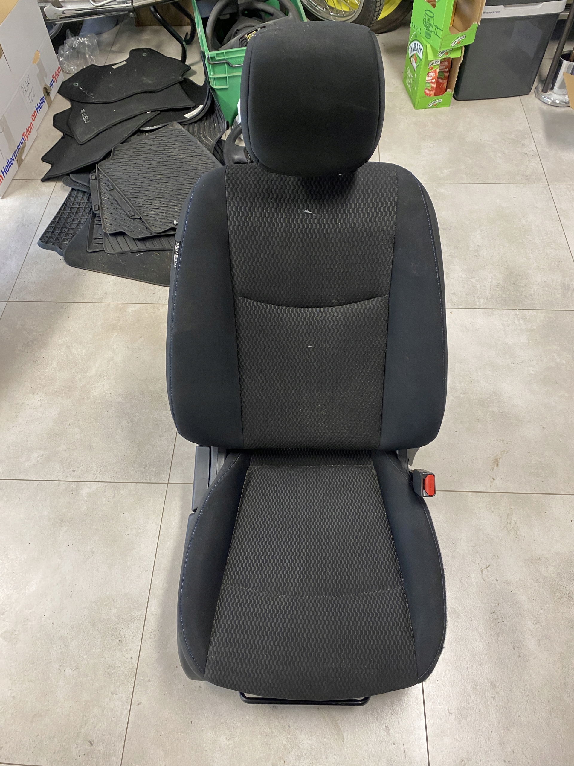 NISSAN LEAF I СТІЛЕЦЬ ПАСАЖИРА ПІДІГРІВОМ