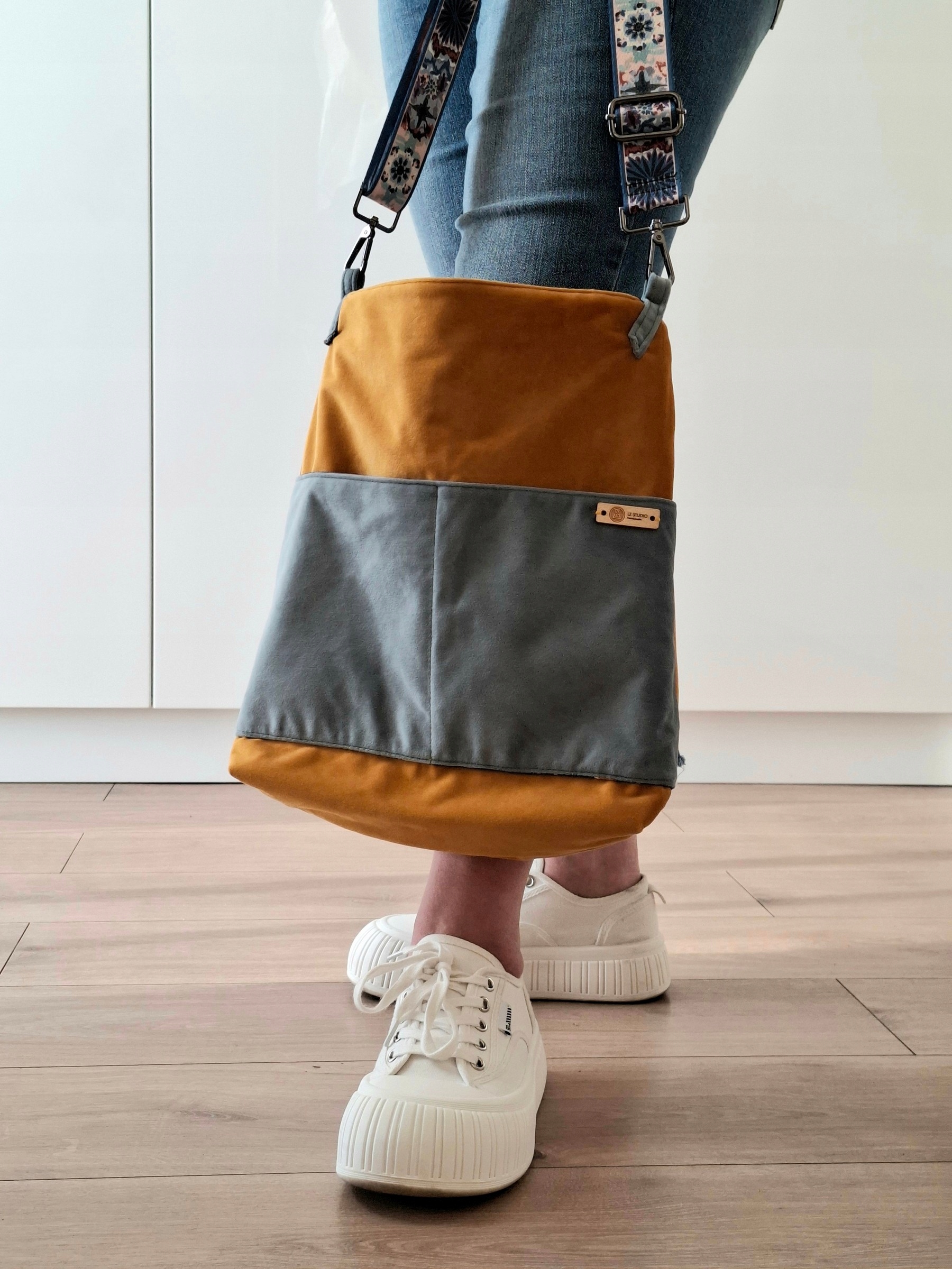 Hořčicová Crossbody kabelka v odstínech