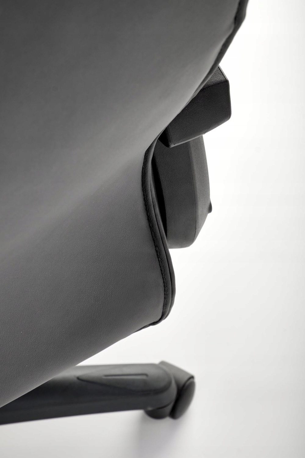 Fotel do biurka wygodny CZARNY GANDALF Halmar Materiał korpusu plastik