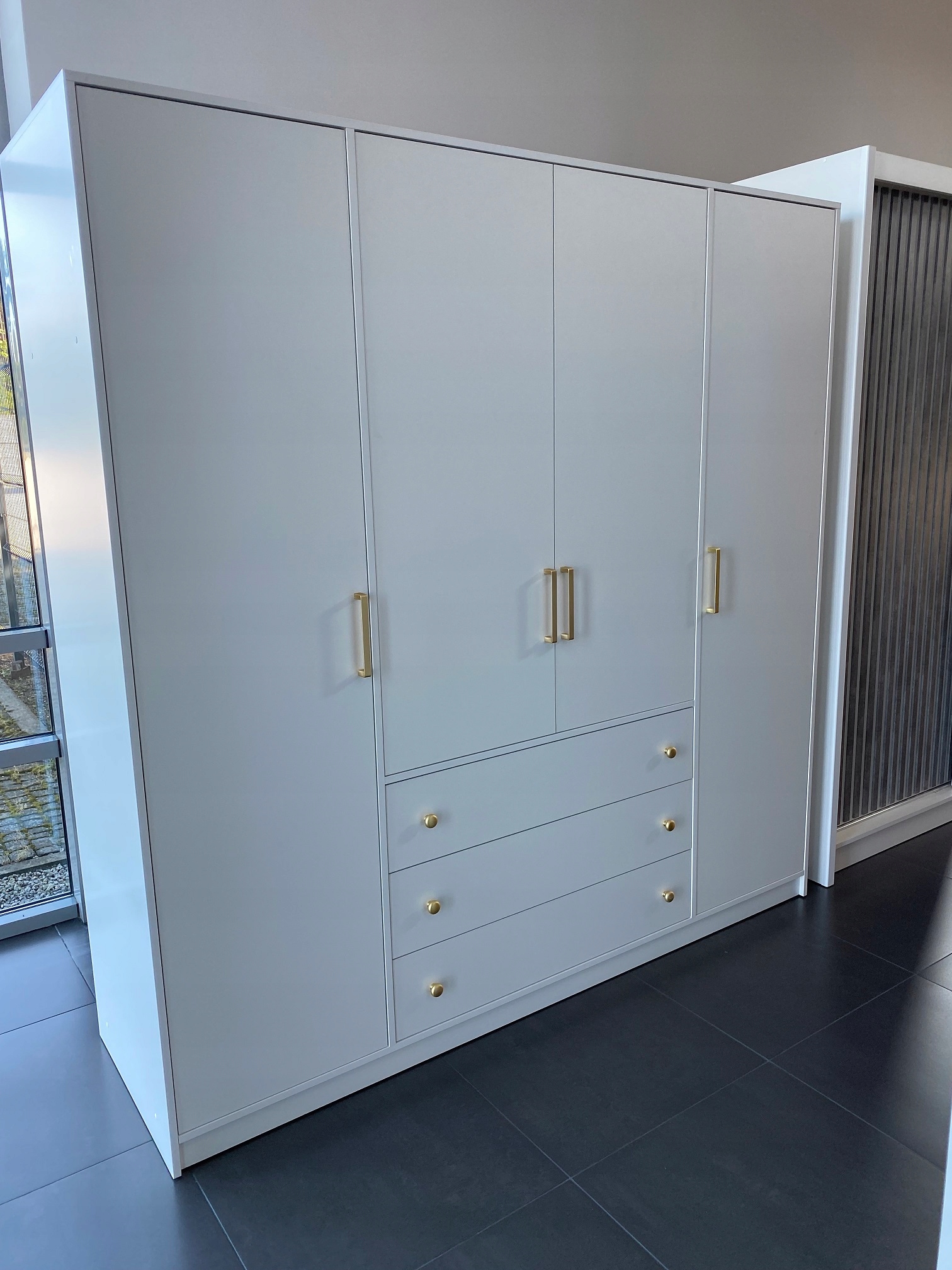 Szafa otwierana 196cm RETRO BIAŁA + ZŁOTE UCHWYTY/ DODATKI Szerokość mebla 196 cm