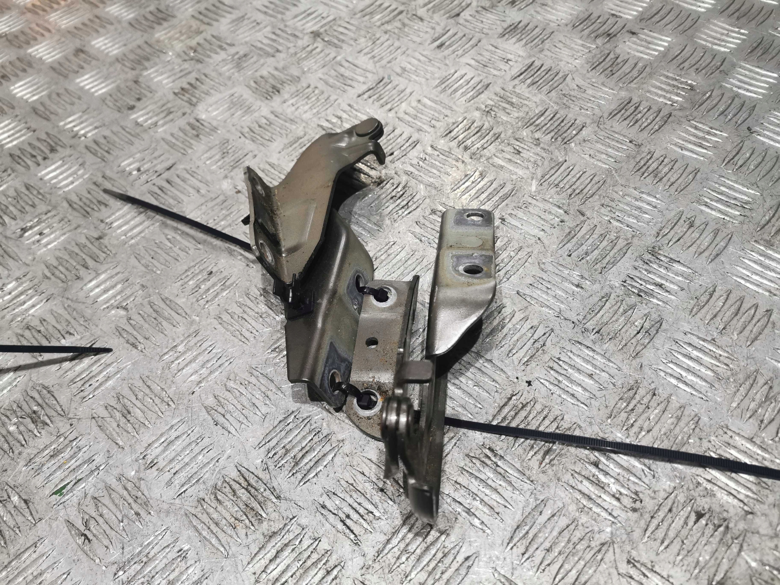 3 - OUTLANDER III LIFT петля капота правый левый комплект