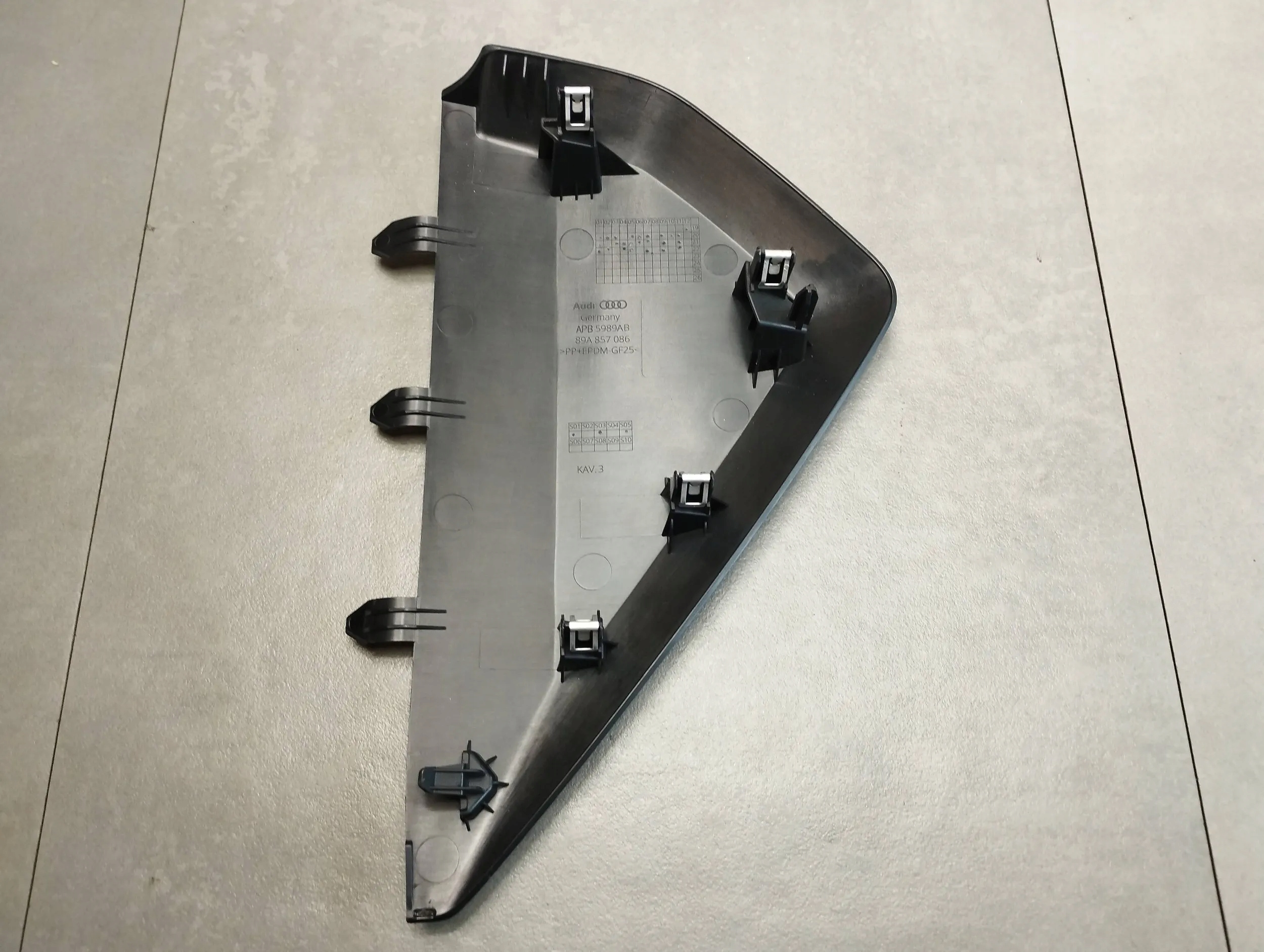 Audi Q4 e-tron fedél DESKI 89A857086