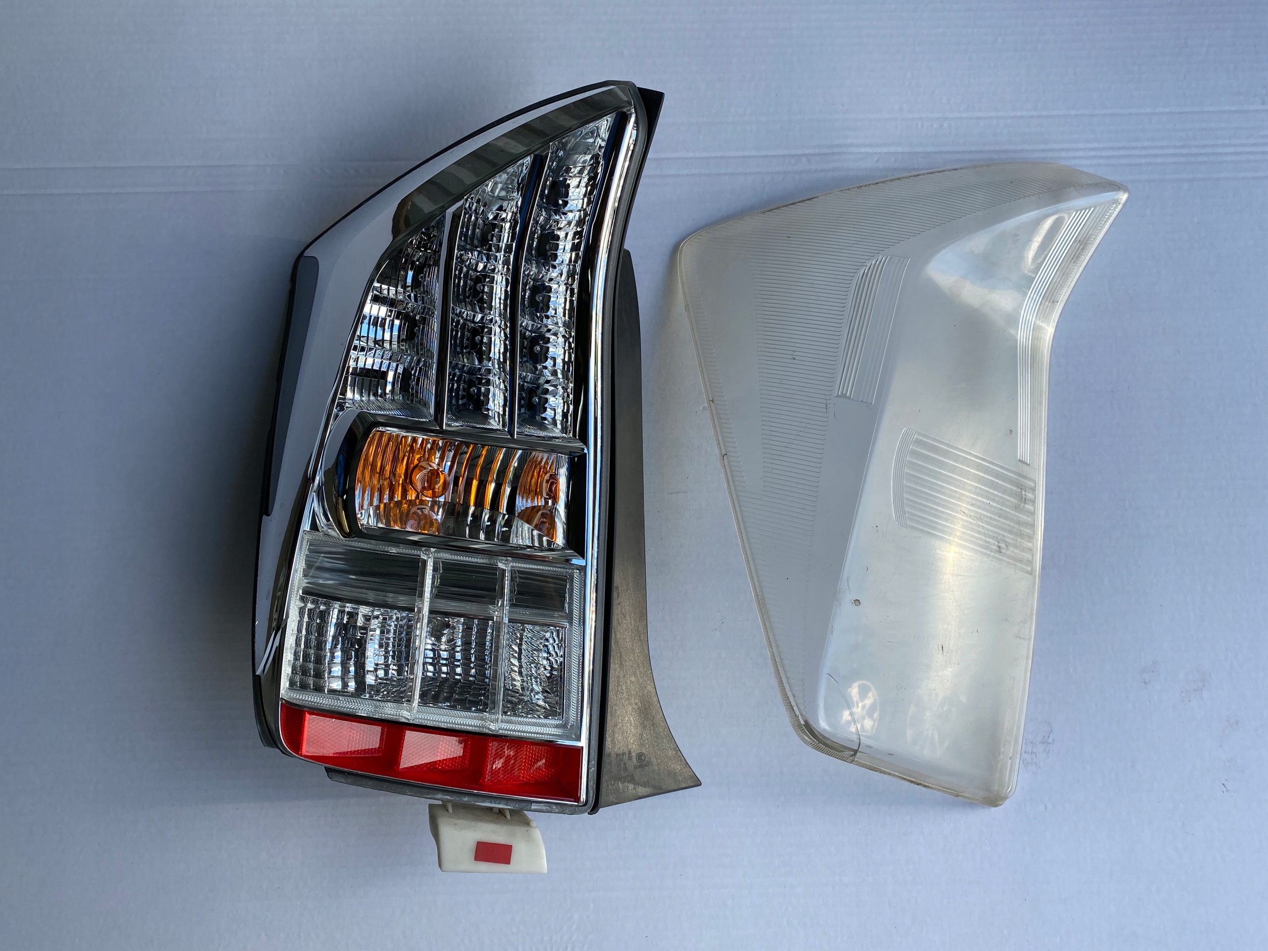 фонарь левый TOYOTA PRIUS III