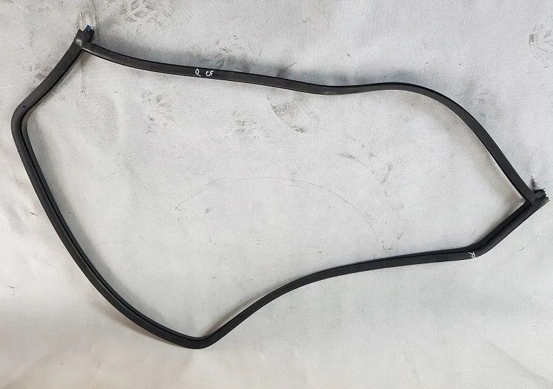 УПЛОТНЕНИЕ СТЕКЛА ПРАВОЙ ДВЕРИ DAF 75 85 CF ОРИГИНАЛ