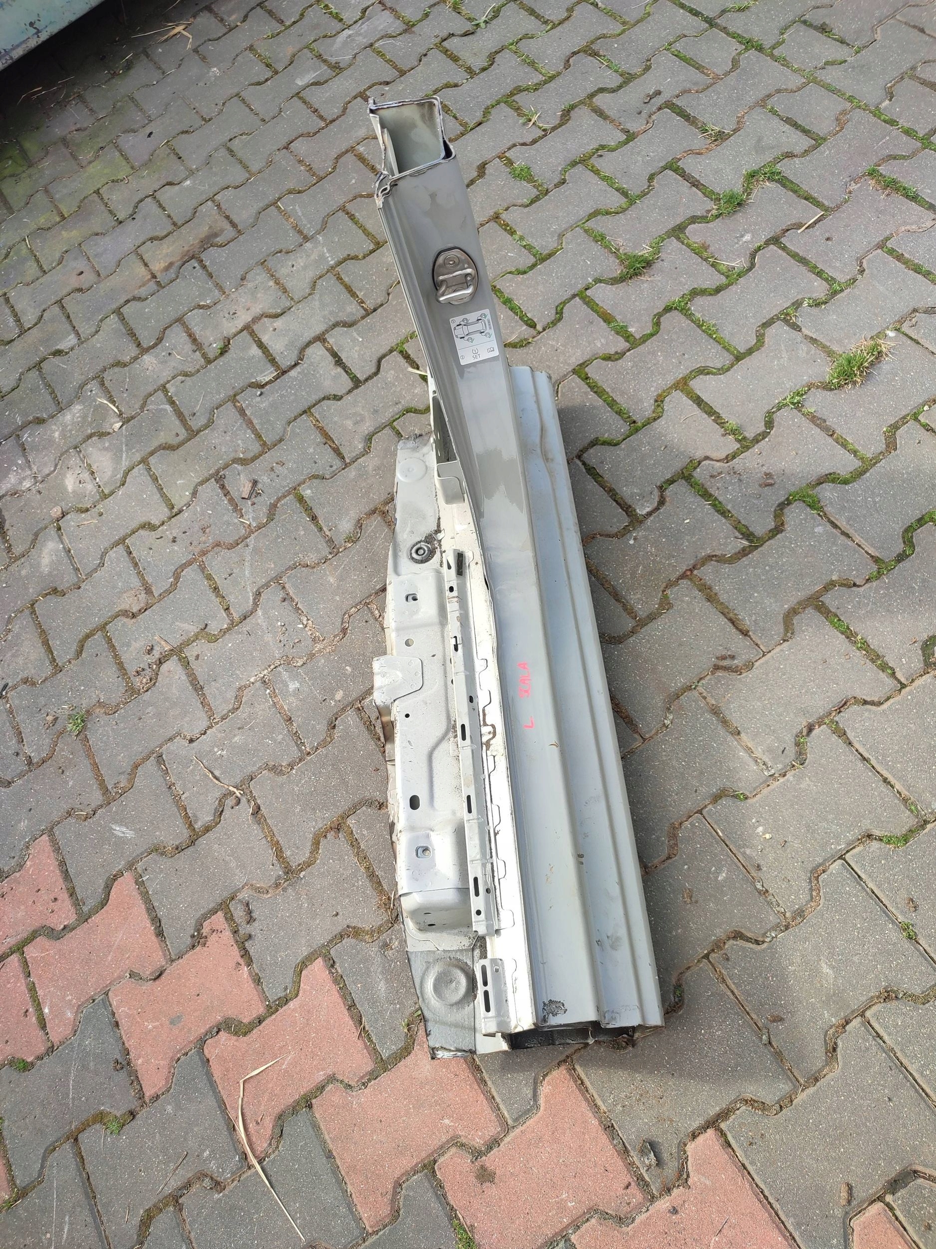 Skoda Scala 2020 left side threshold