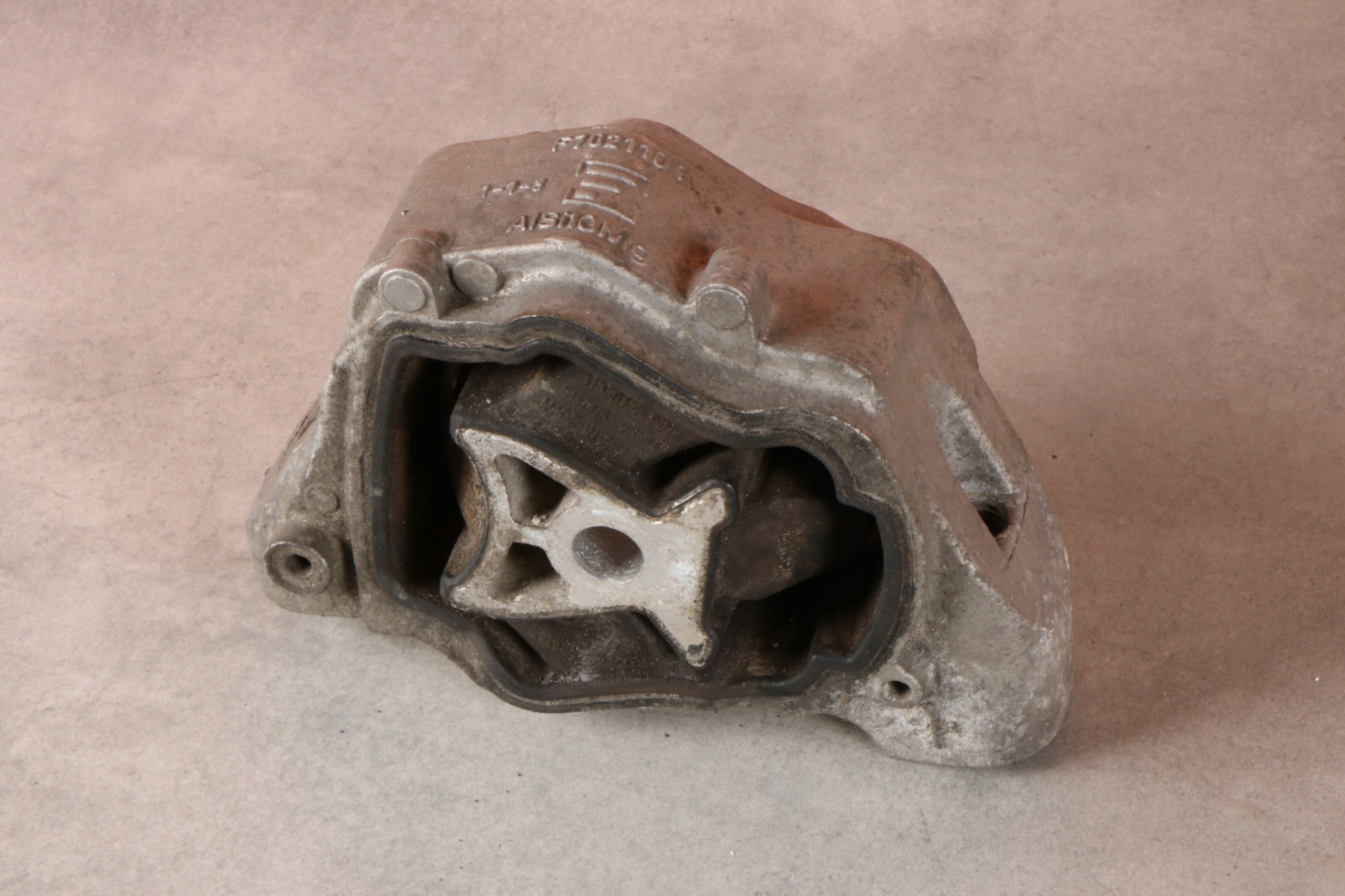 VOLVO XC60 and D4 2.0d D4204T14 engine mount 31330138
