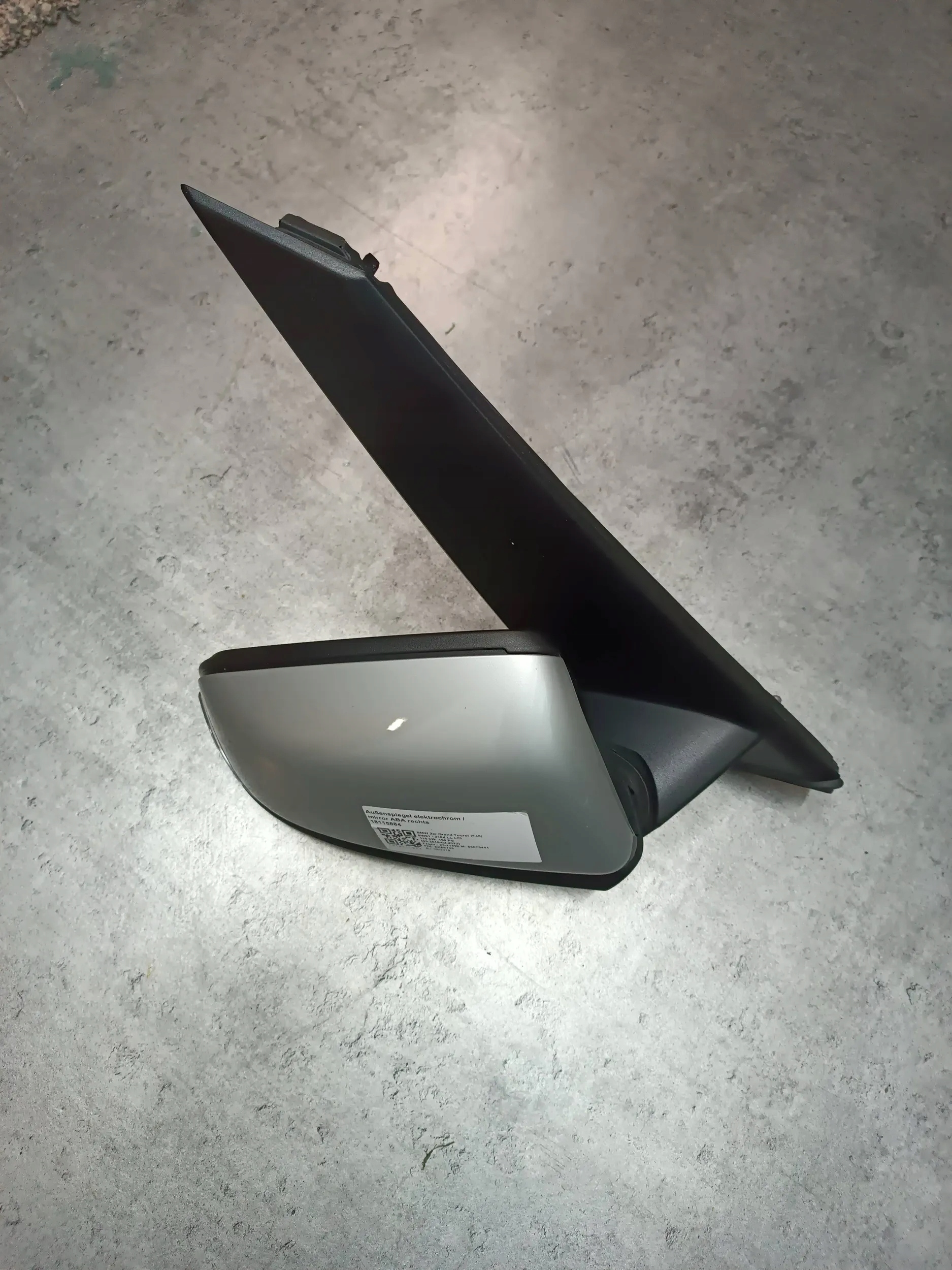 BMW 2 F46 LUSTERKO PRAWE KOL.A83 5PIN Strona zabudowy prawa