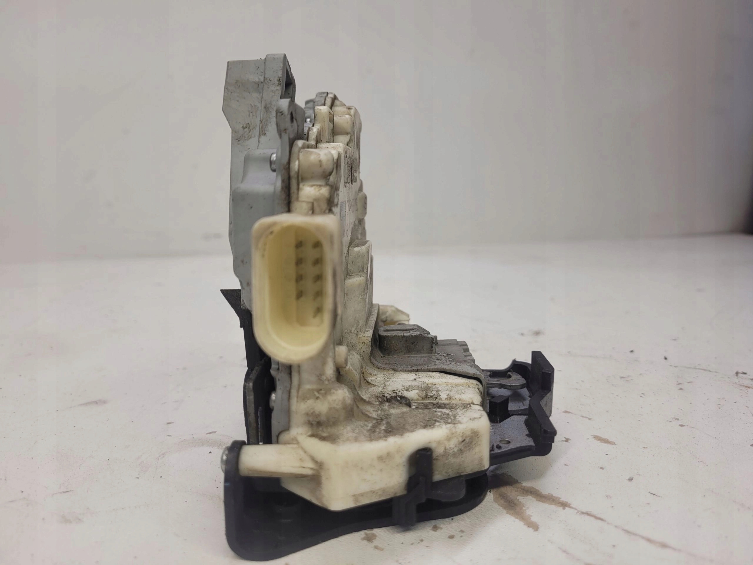 lock door left front AUDI A6 C6 A3 4F1837015E