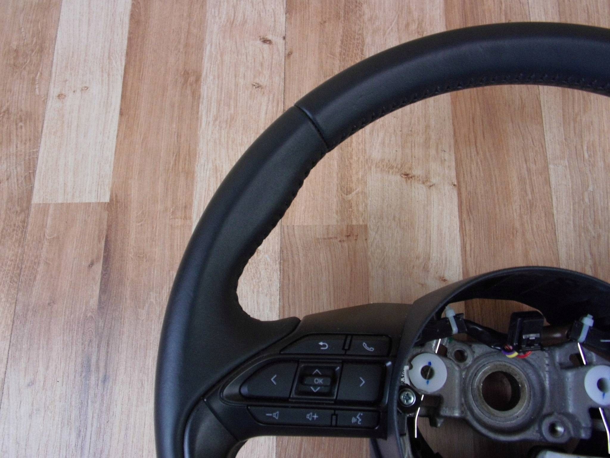 Toyota Yaris IV 2020+ lenkrad multifunkcja Leder rote