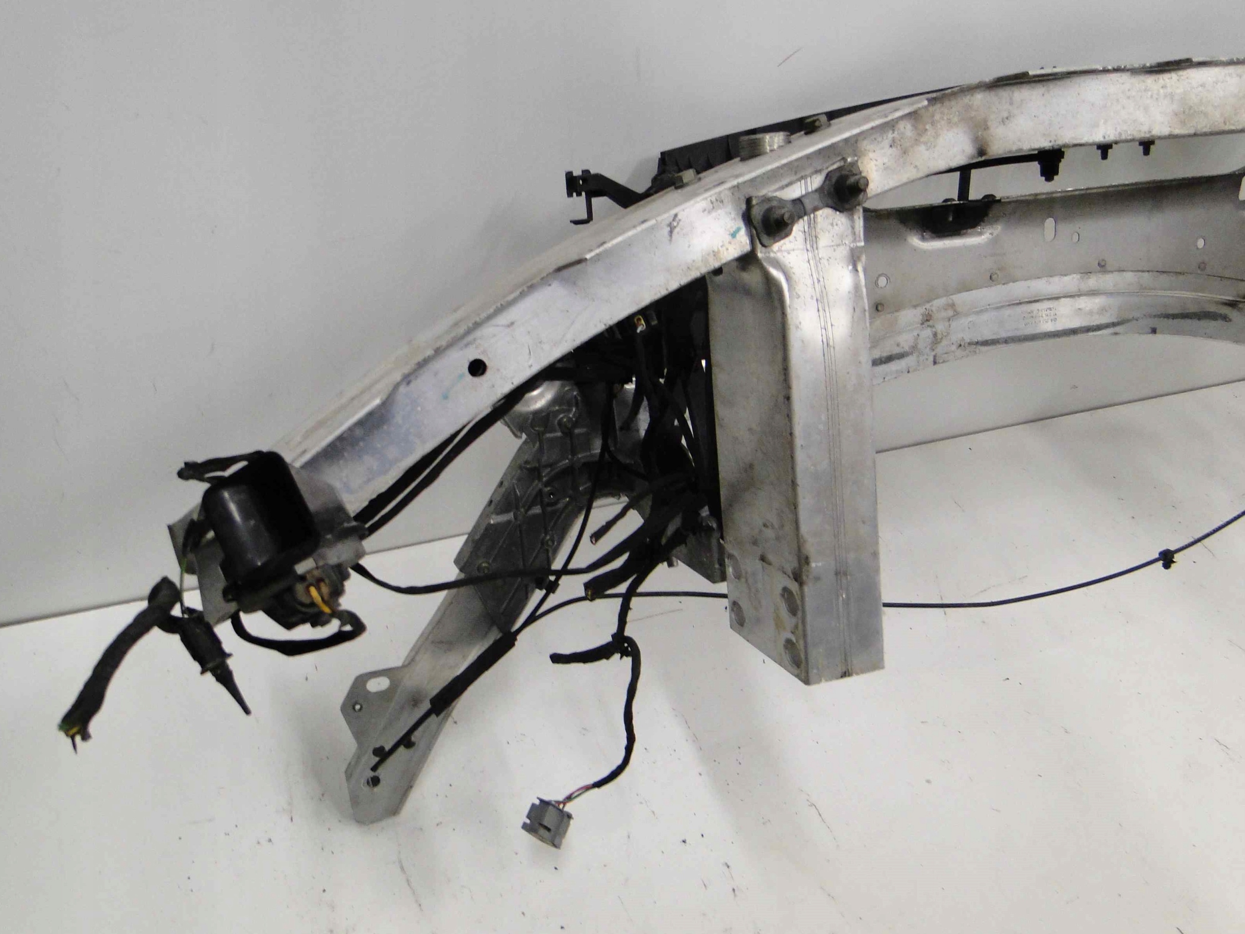 MERCEDES E 238 C/A W238 PAS PRZEDNI WZMOCNIENIE Strona zabudowy przód