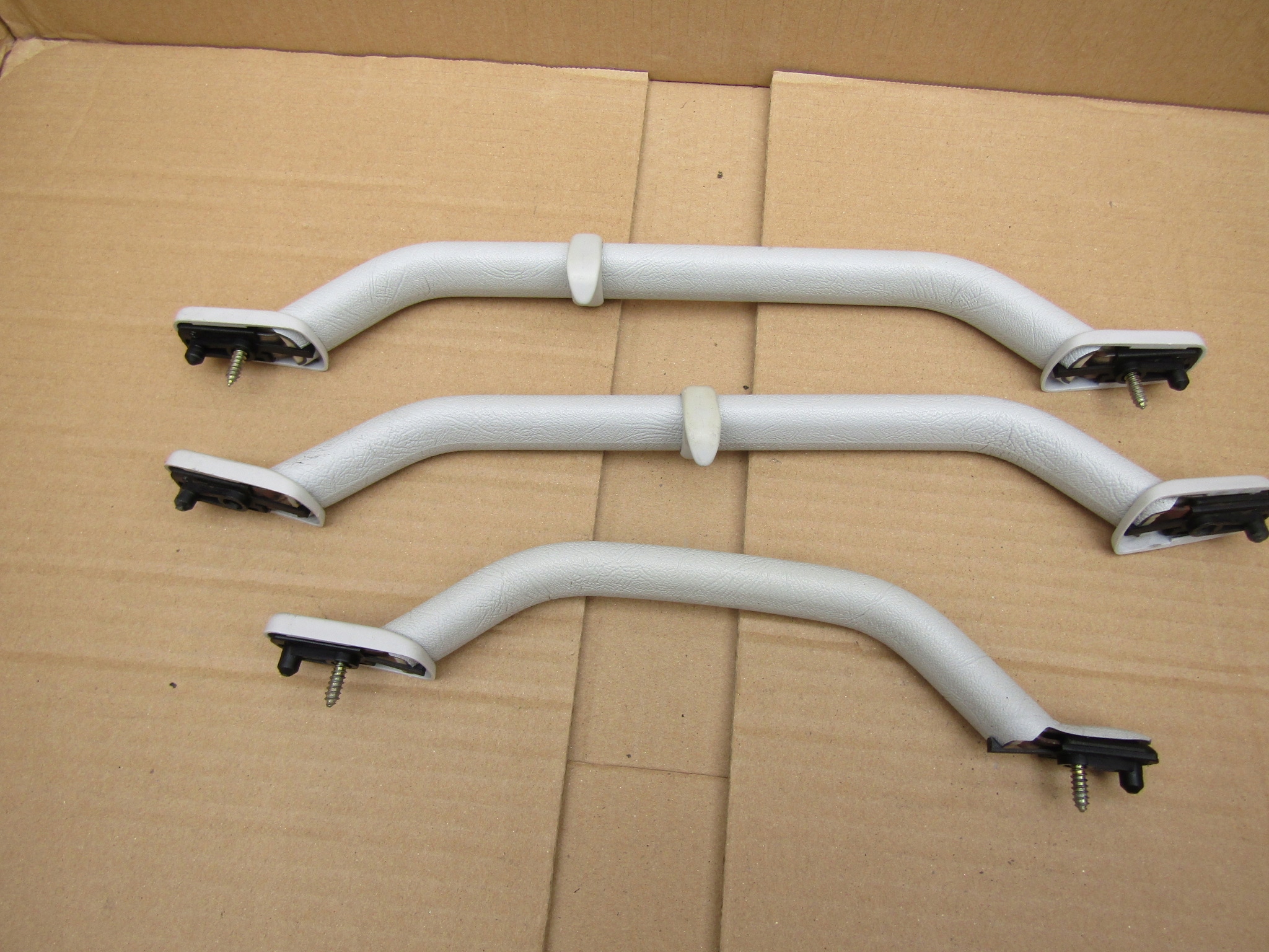 2 MERCEDES W124 RACZKA UCHWYT PODSUFITKI KPL 3szt Producent części Mercedes-Benz OE