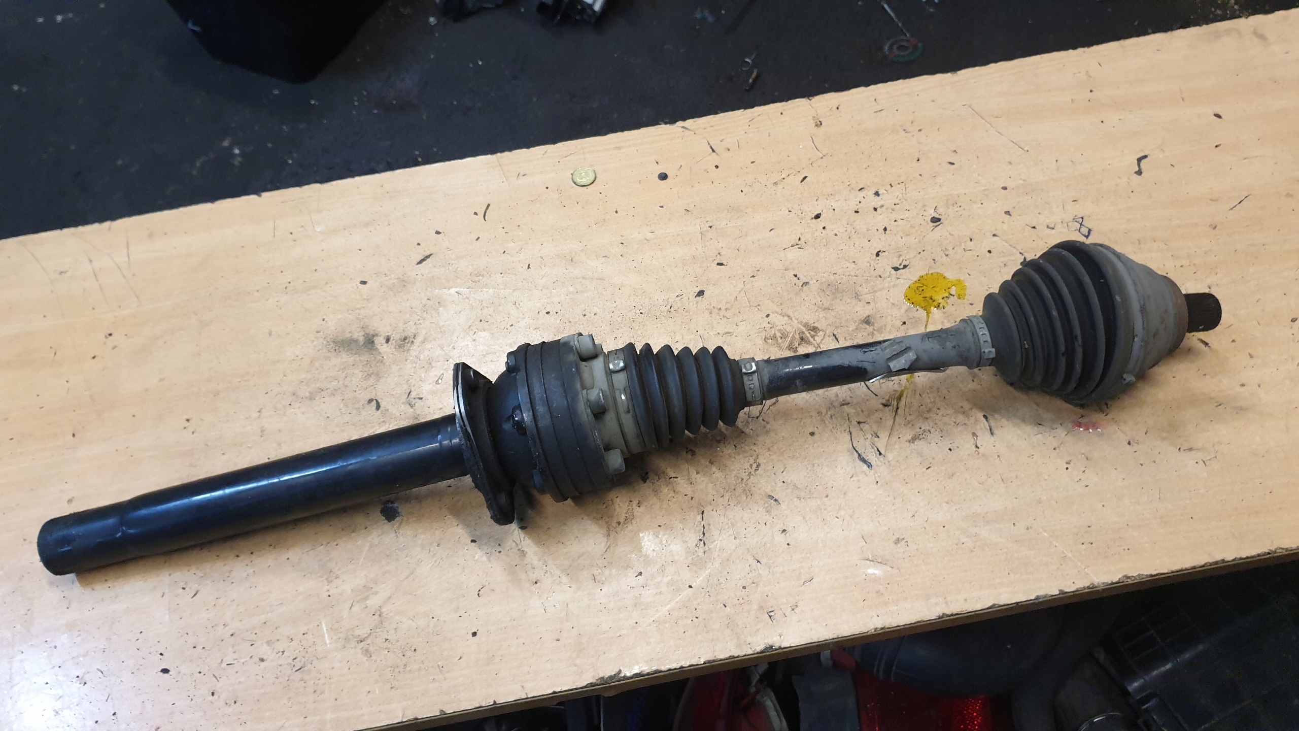 ADI96 - AUDI A3 8P піввісь правий довгий 2.0 TDI