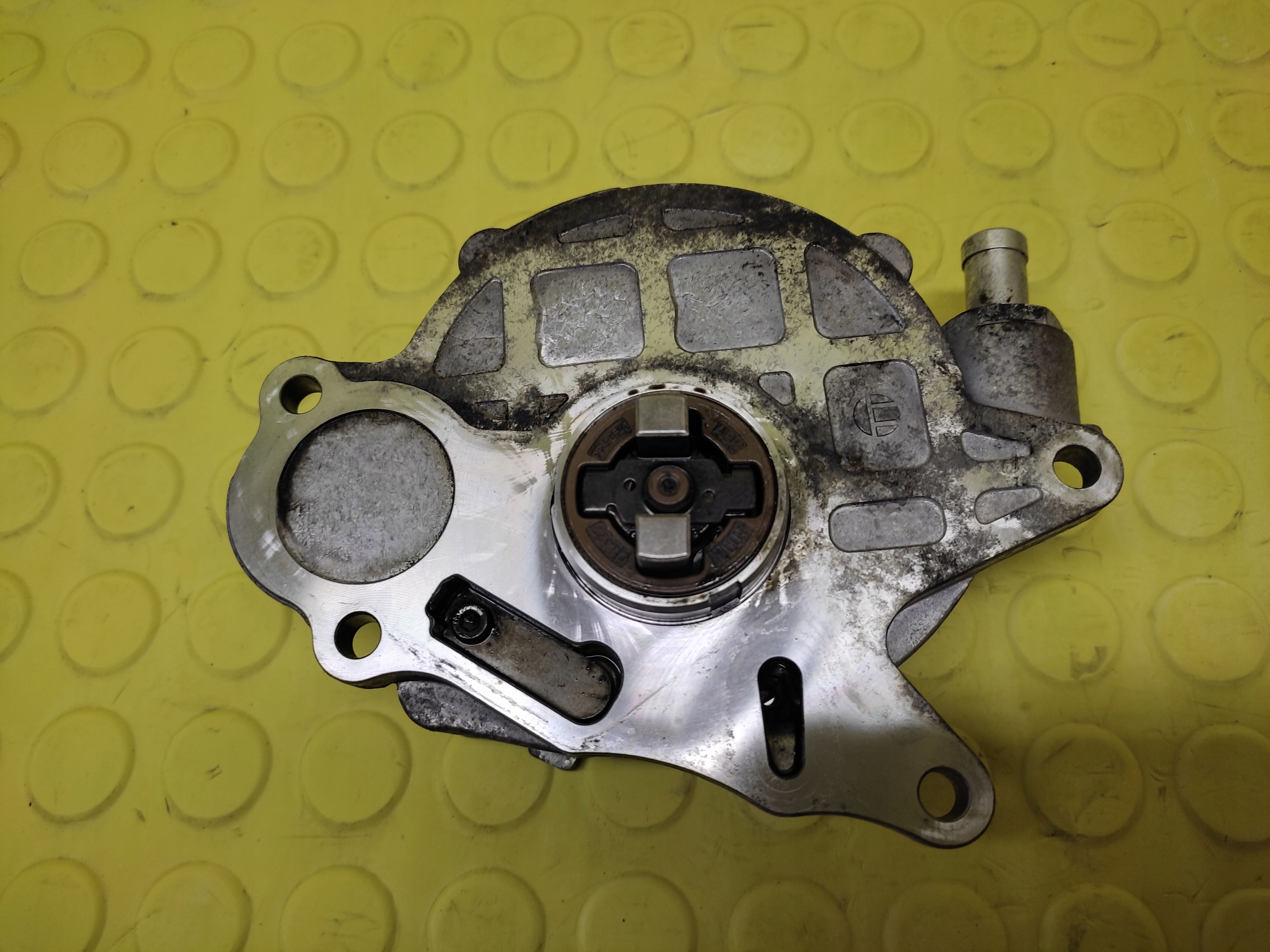 AUDI A6 C6 2.0 TDI Pompa VACUM 03L145100