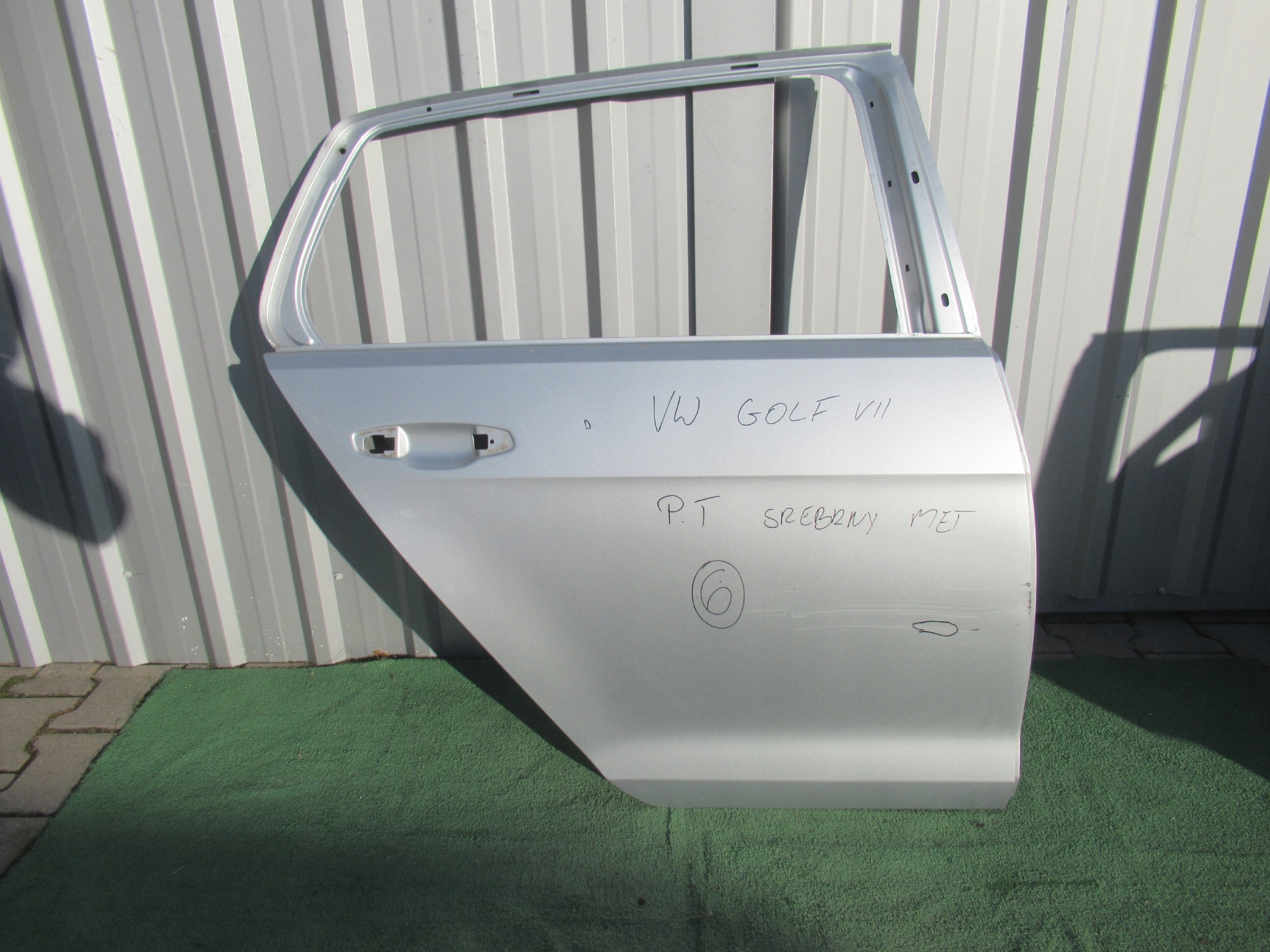 VW GOLF VII 7 5G 13- DRZWI PRAWY TYŁ HB SREBRNE 5G4833312L Kolor srebrny