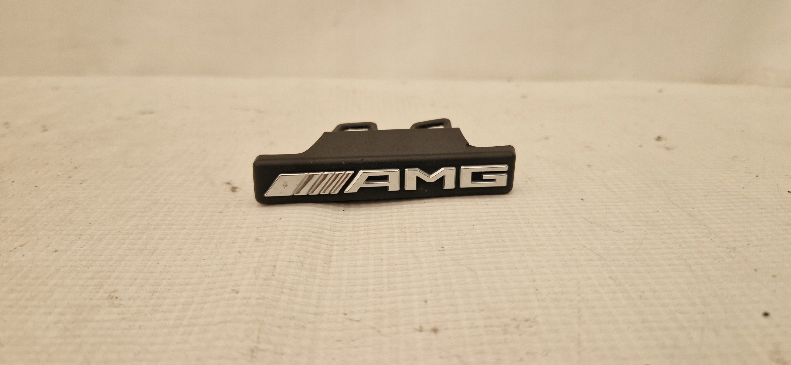 MERCEDES GLC 253 AMG LOGO EMBLEMAT ZNACZEK Z ATRAPY