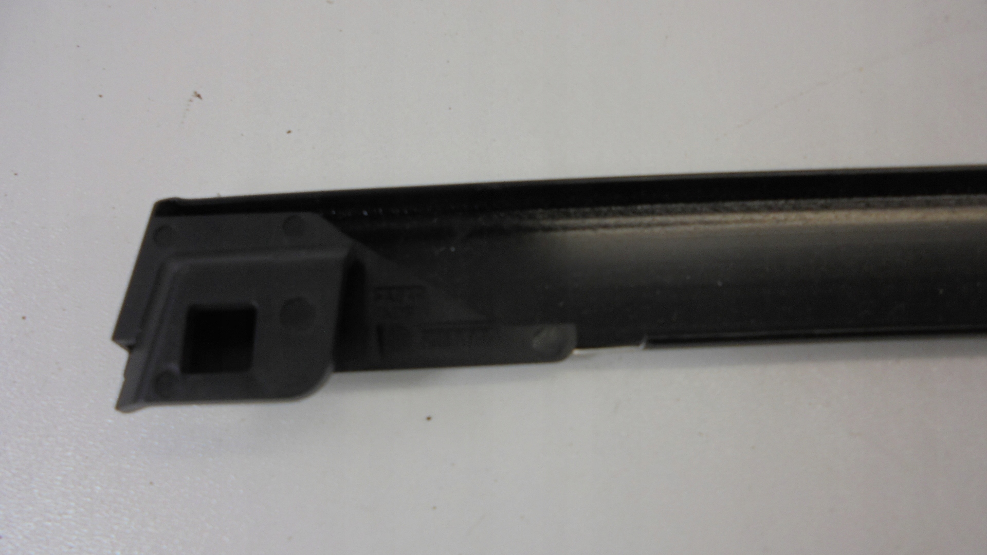 RENAULT KADJAR LISTWA ZGARNIAJĄCA PRAWY TYŁ CHROM ORYG Producent części Renault OE