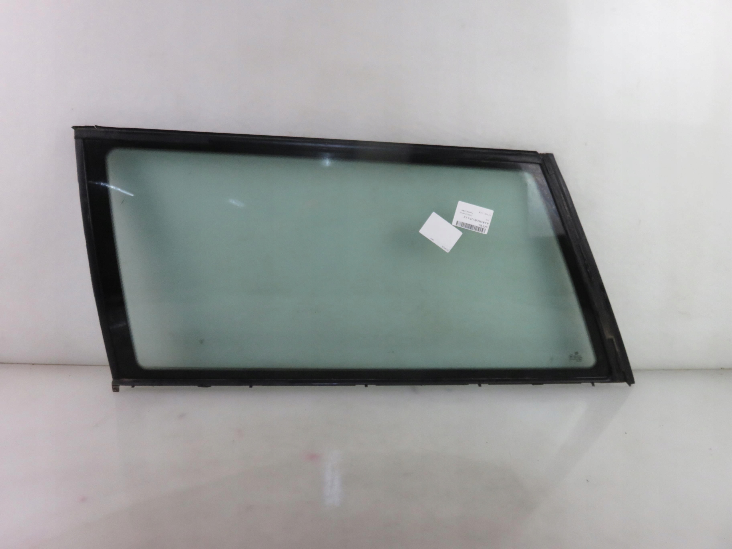 SZYBA KAROSERYJNA LEWA TYLNA VW PASSAT B5 FL KOMBI