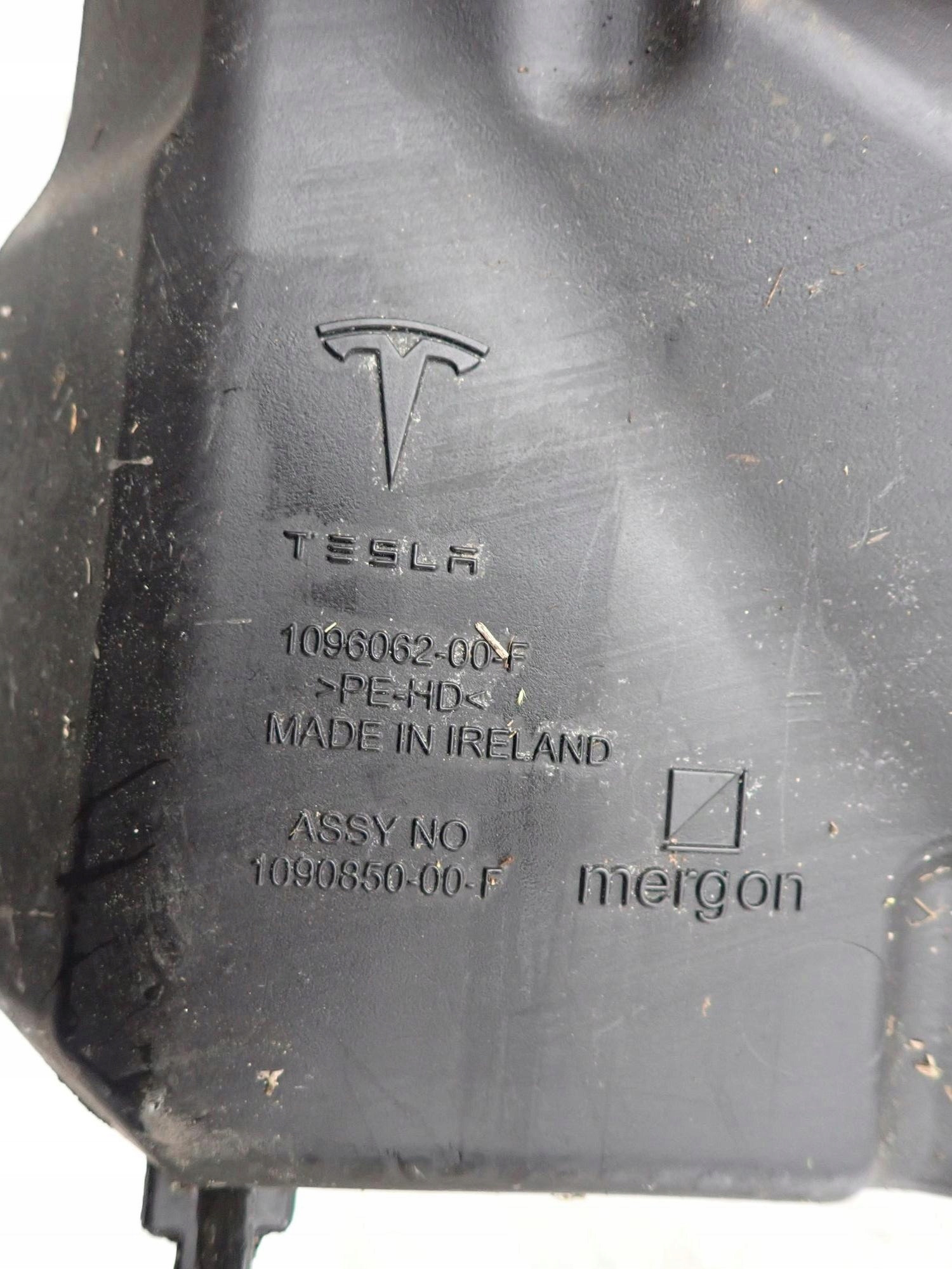 TESLA MODEL 3 17-23 Behälter Spritzdüse