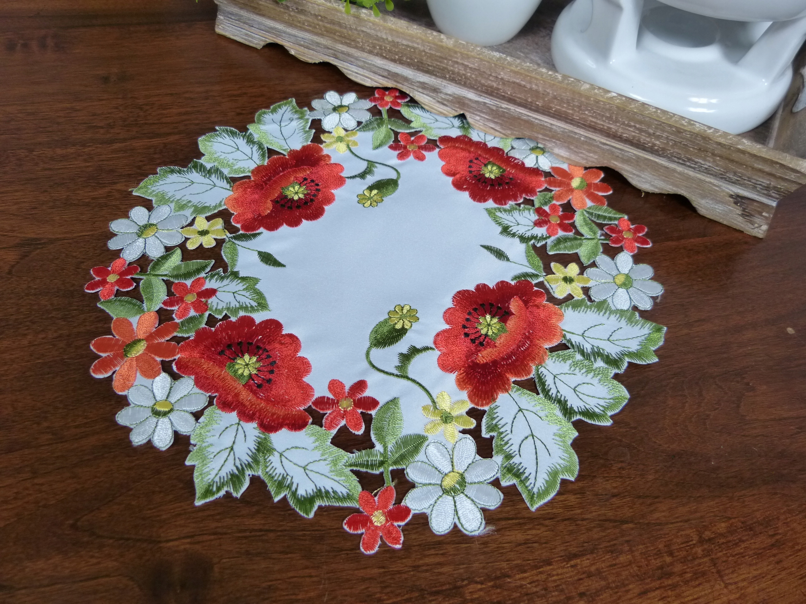 

Serwetka haftowana 30cm koło biały Maki