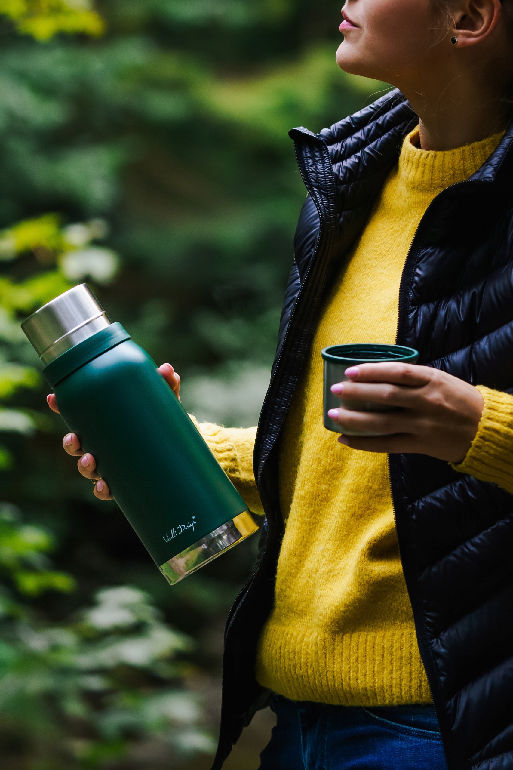 TERMOS TURYSTYCZNY FUORI ZIELONY 1L VIALLI DESIGN Kolor dominujący odcienie zieleni