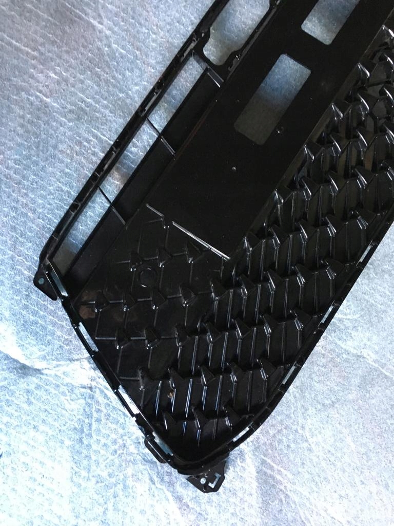 grid of a bumper central front front lower TOYOTA AYGO X 22- PDC