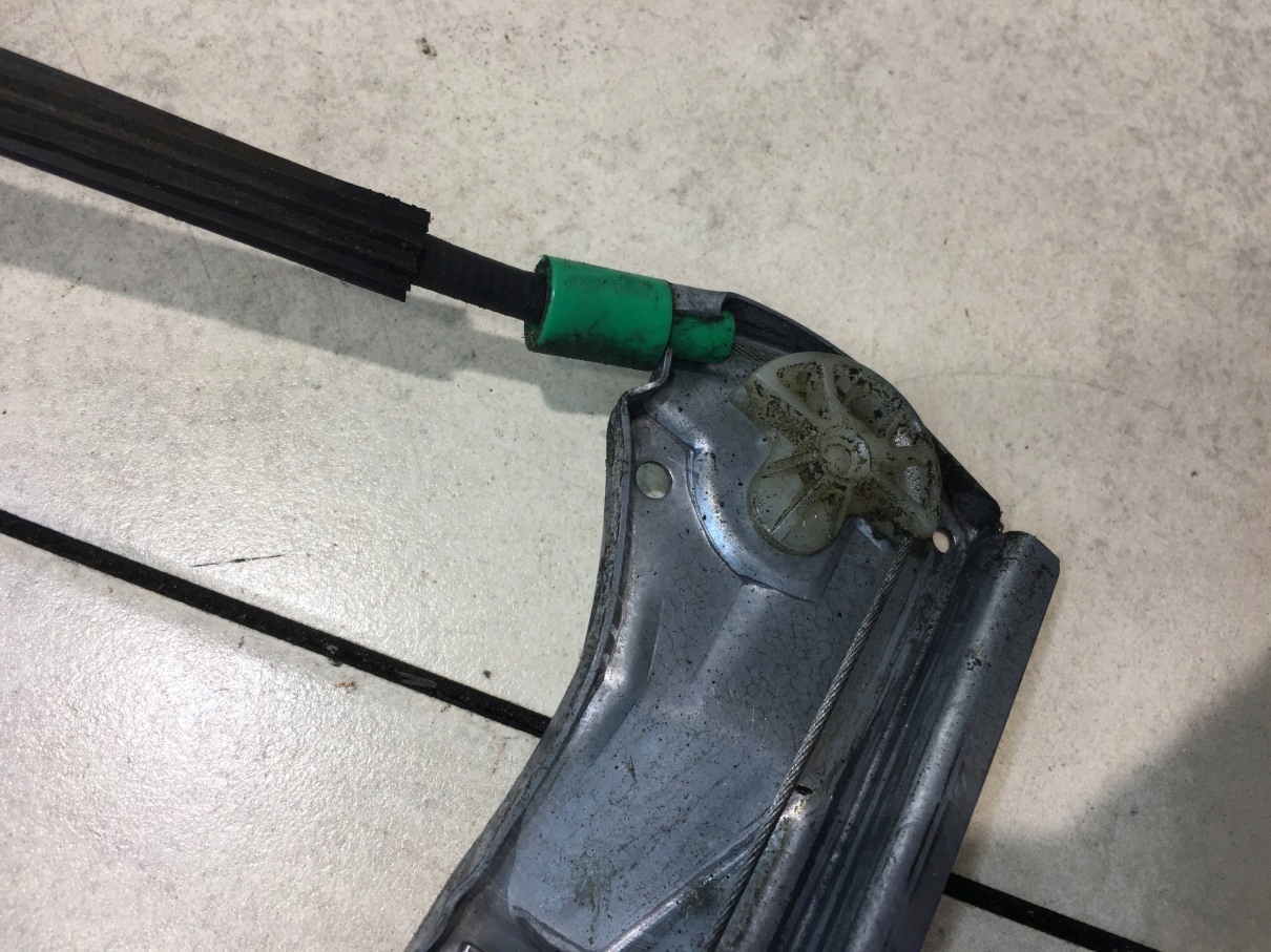 window regulator right front THALIA and 8200169095