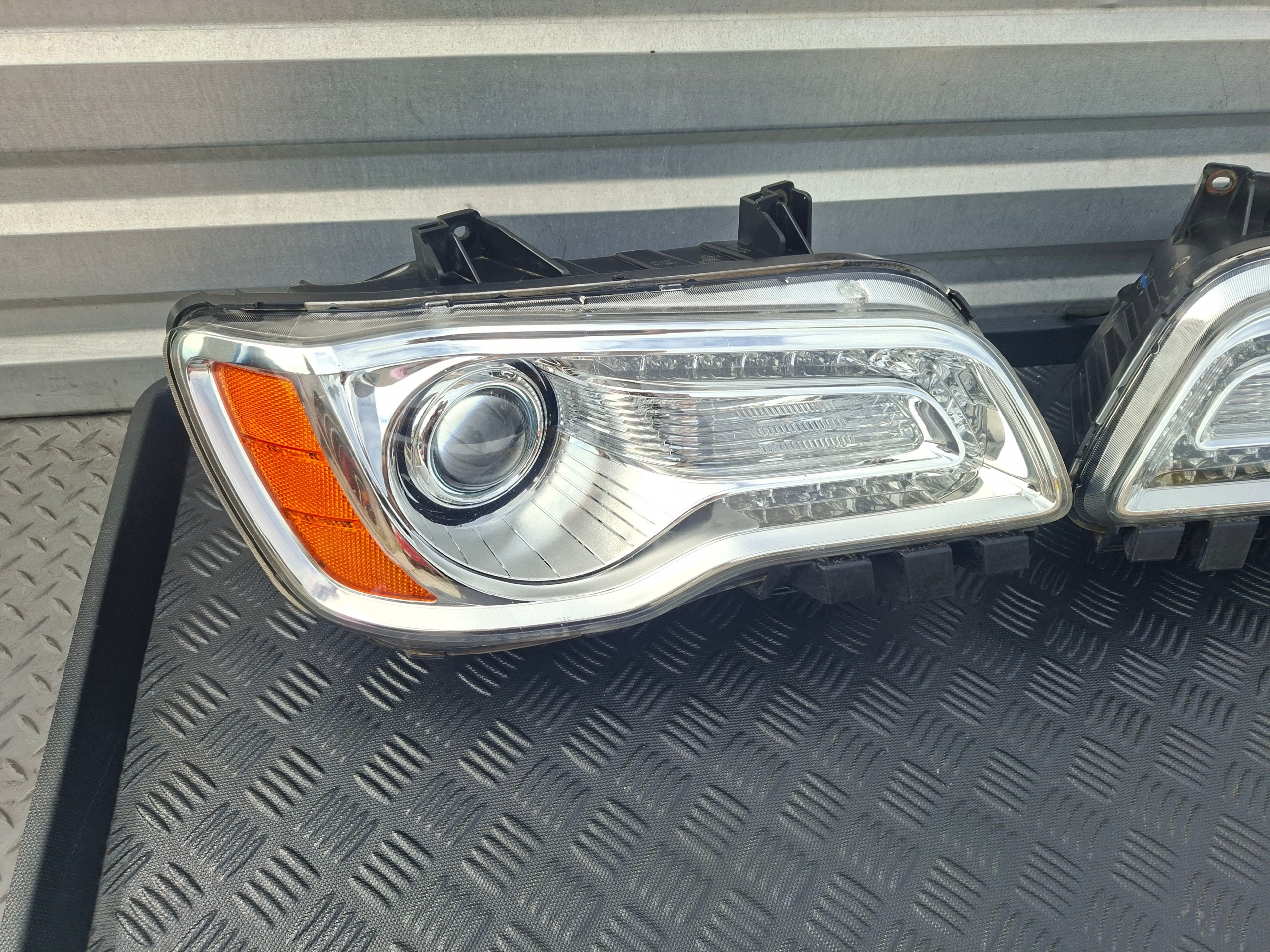 light front right front right XENON EUROPA CHRYSLER 300C II LANCIA THEMA