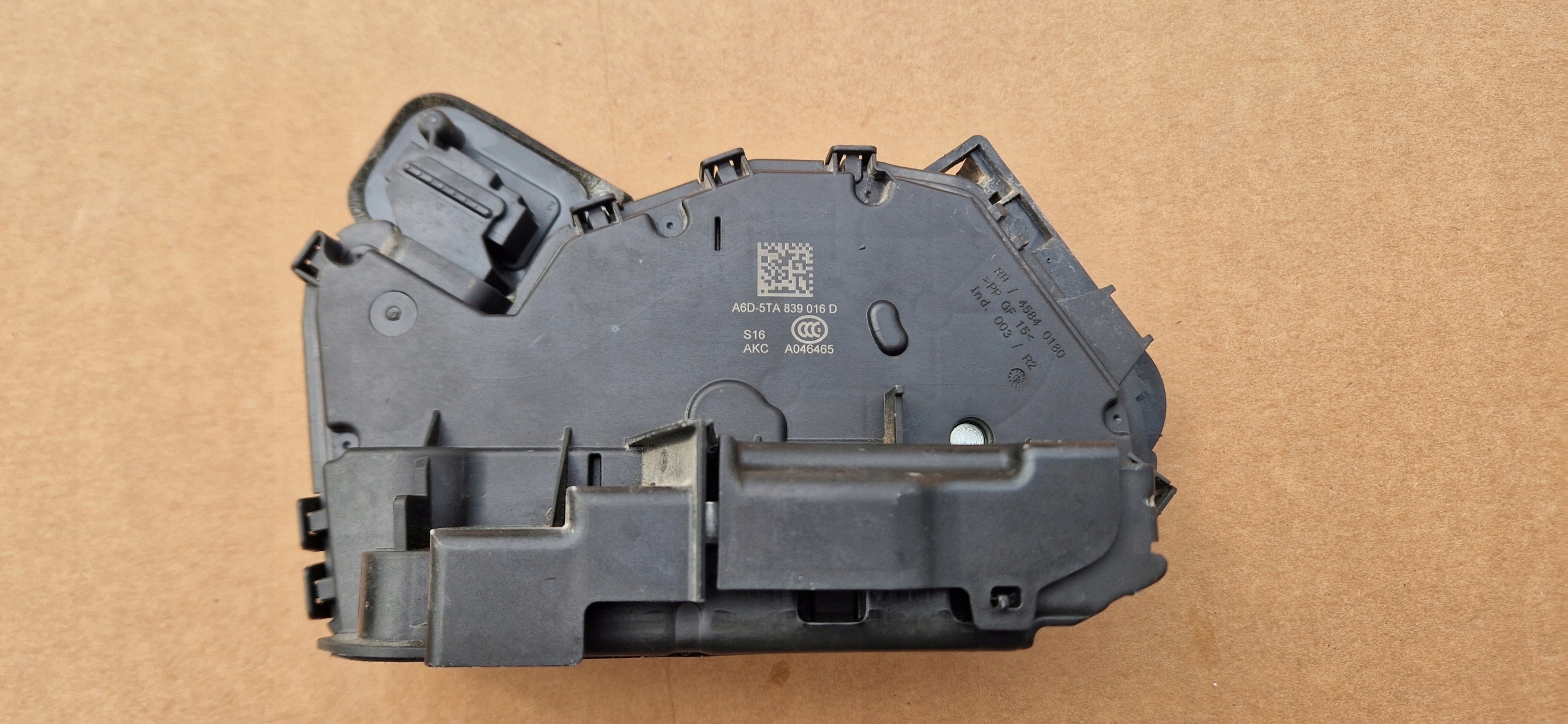 ZAMEK DRZWI 5TA839015D VW SKODA TYŁ LEWY IDEAŁ