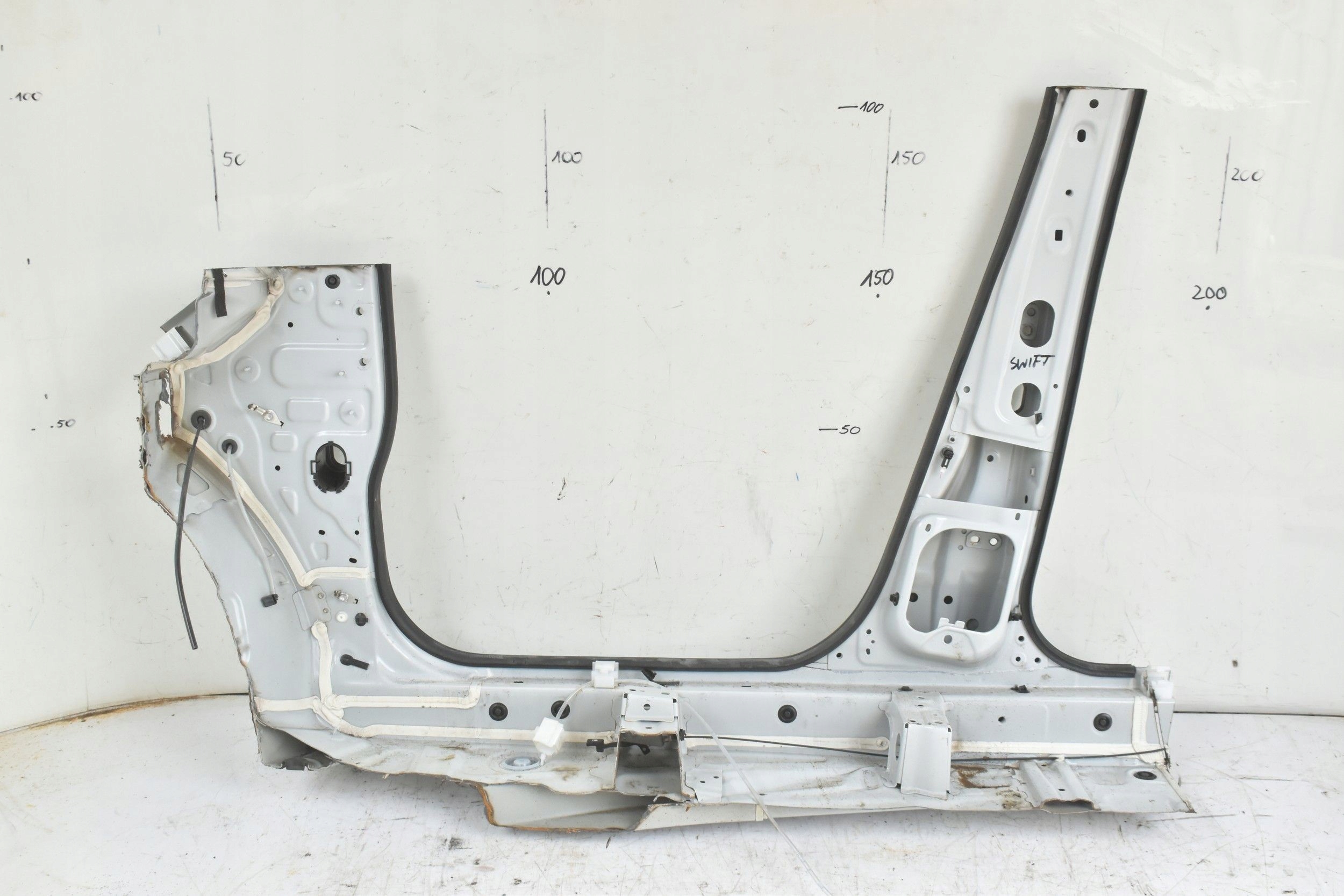 PRÓG PRAWY PRZÓD SŁUPEK SUZUKI SWIFT MK8 17- Typ samochodu Samochody osobowe