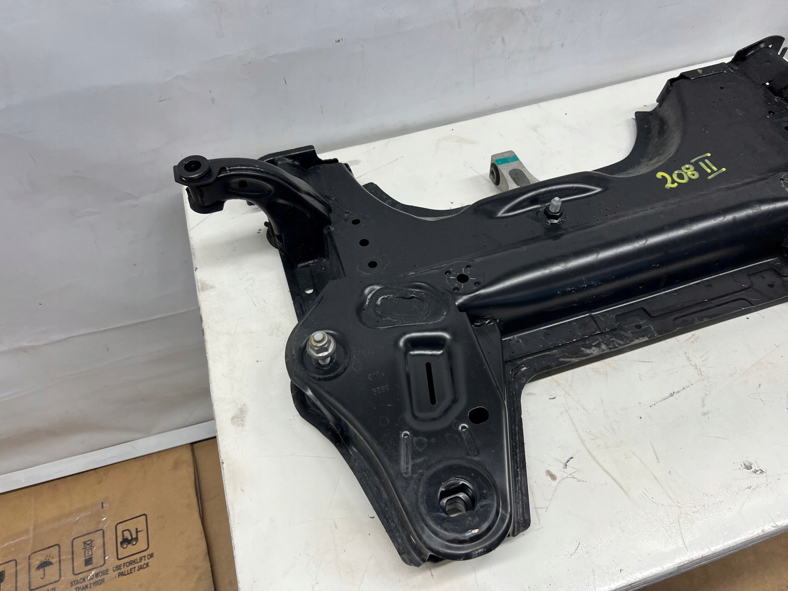 Peugeot 208 II subframe trawers axle beam axle beam