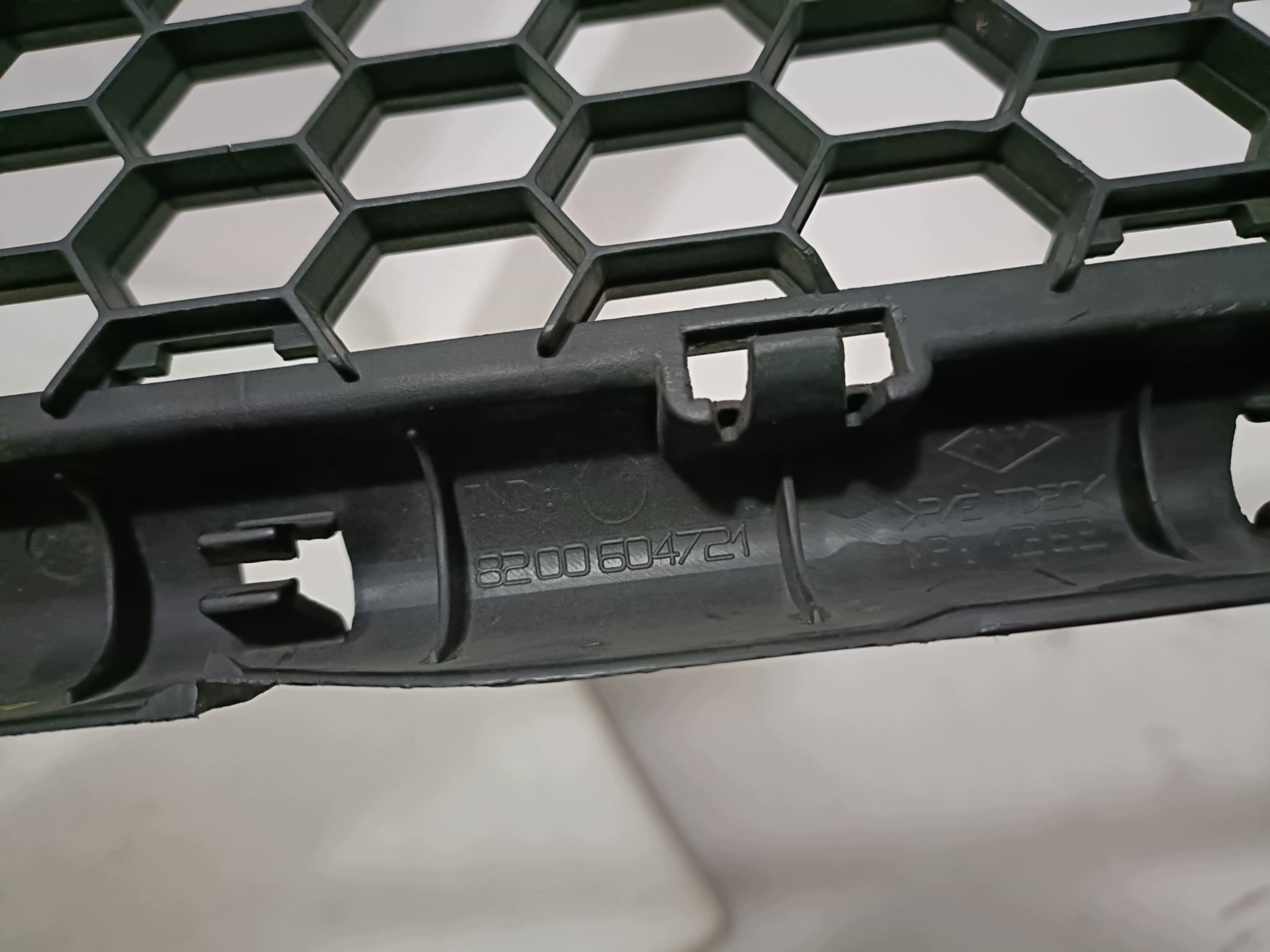 DACIA LOGAN LIFT 2008- grille grid of a bumper front 8200604721