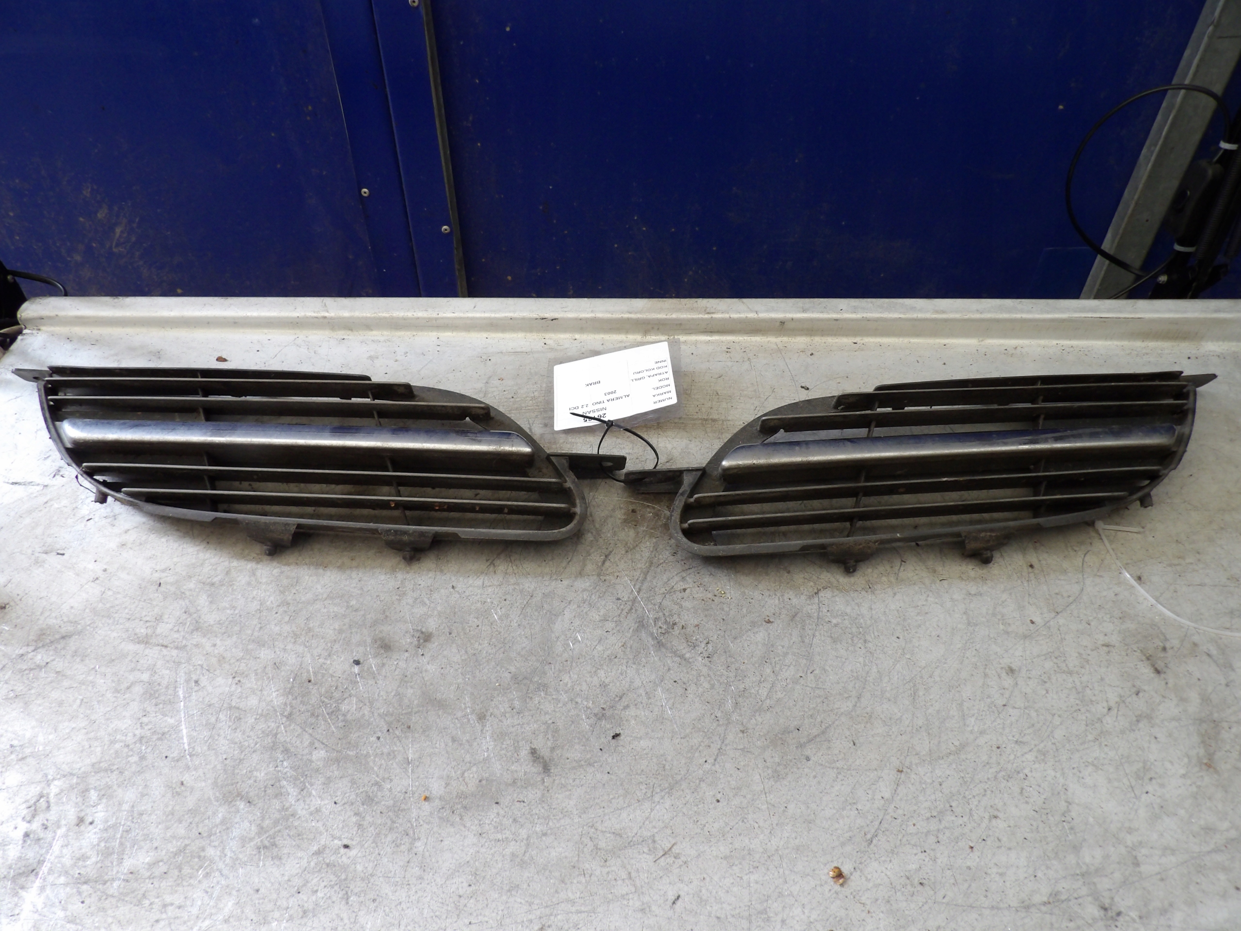Nissan Almera Tino Grill, Grill