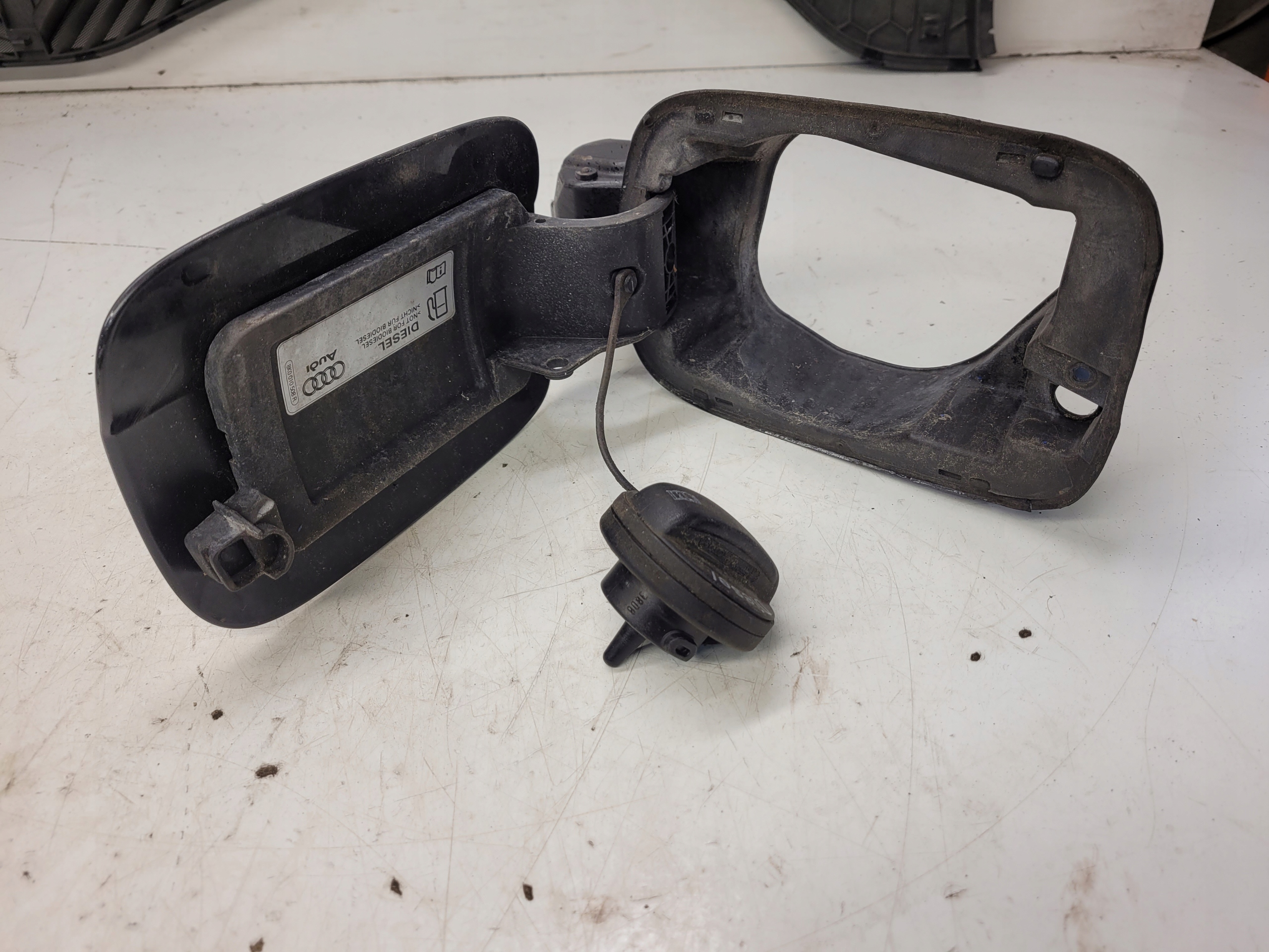 Tankklappe des Kraftstoffsbehälters AUDI A4 B8 8K0809999D LY9B