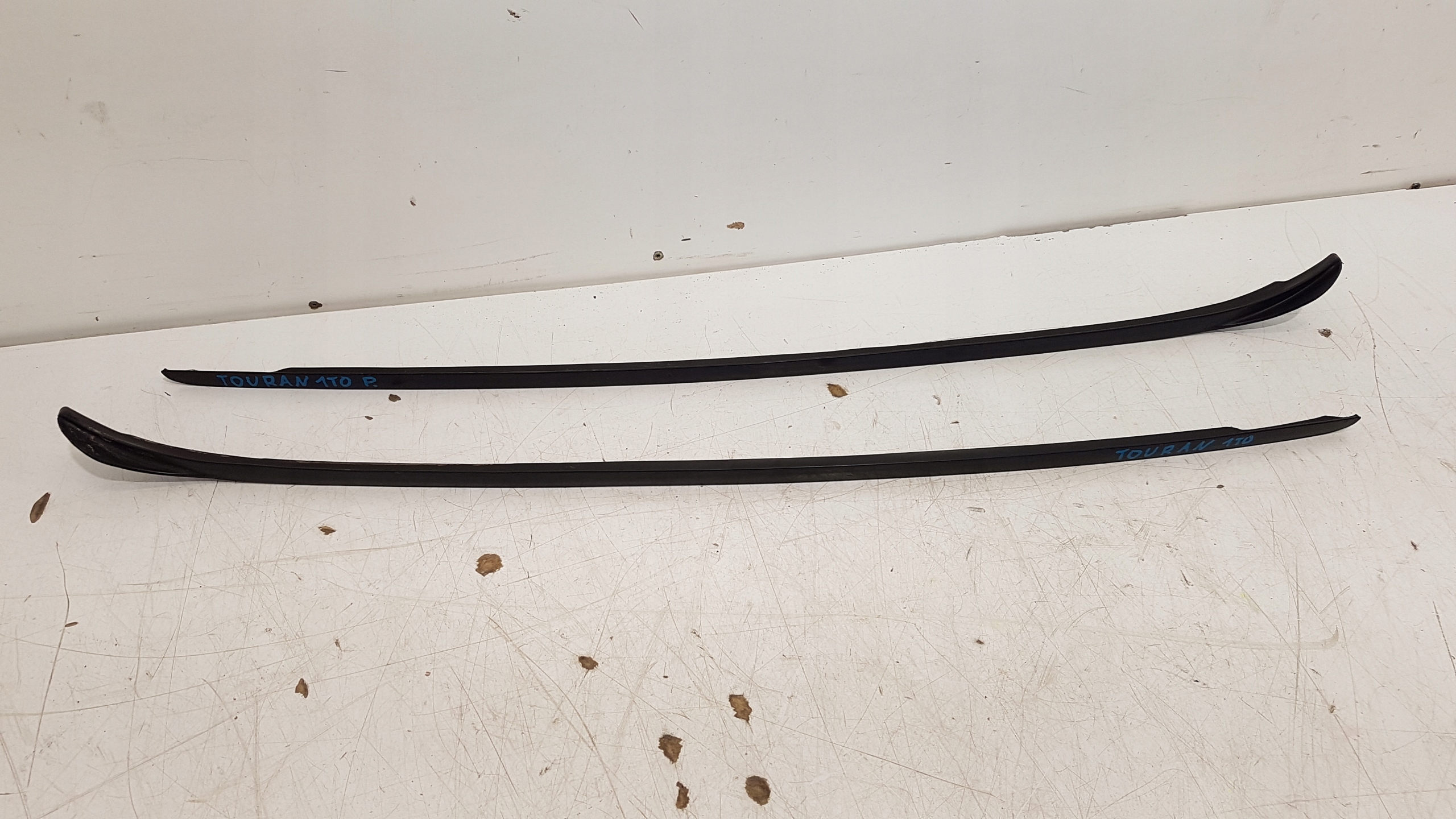 VW TOURAN 1T0 LISTWA SZYBY CZOLOWEJ PRAWA 1T0854328C