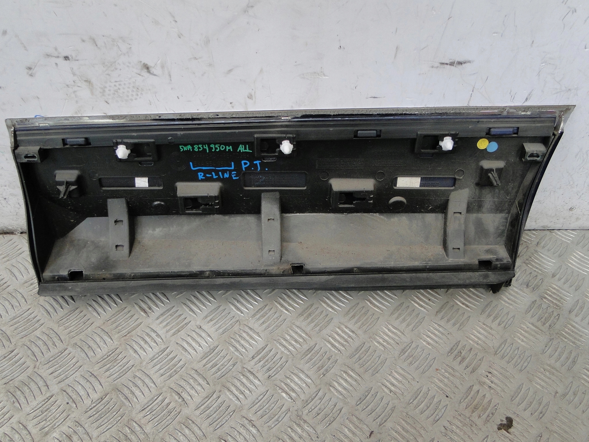 LISTWA DRZWI TYŁ VW TIGUAN 5NA R-LINE LC5B 5NA854950M 5NA854949M CENA ZA 1 Wersja Europejska