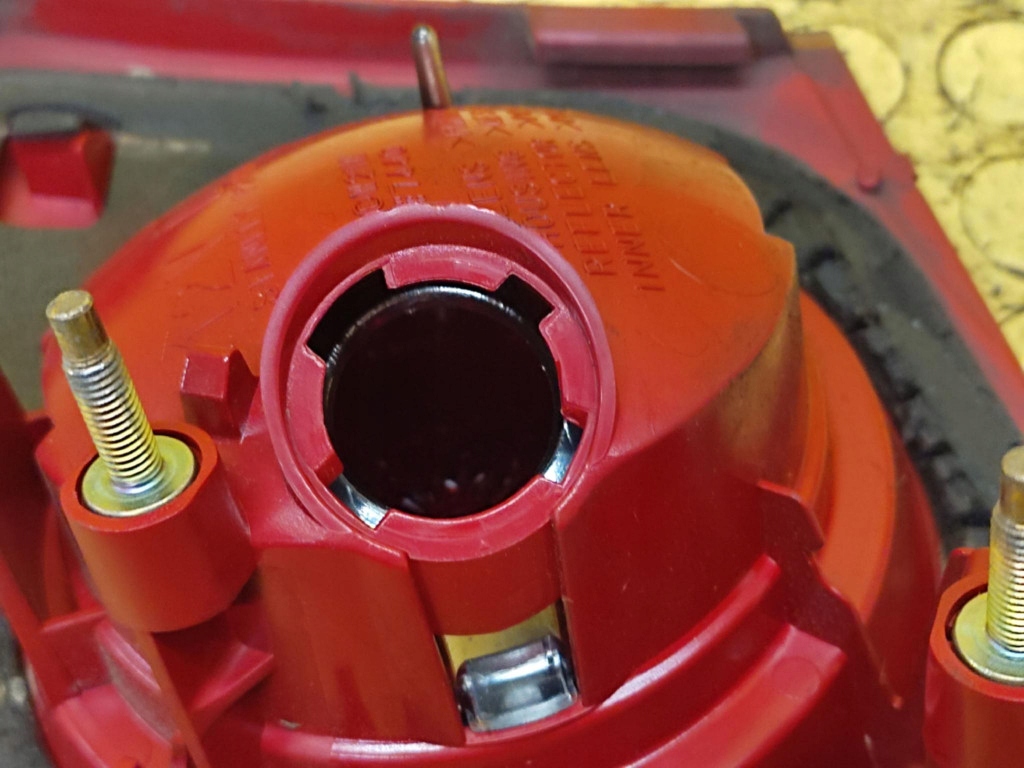 MAZDA 3 Feux phare Gauche Arrière du capot