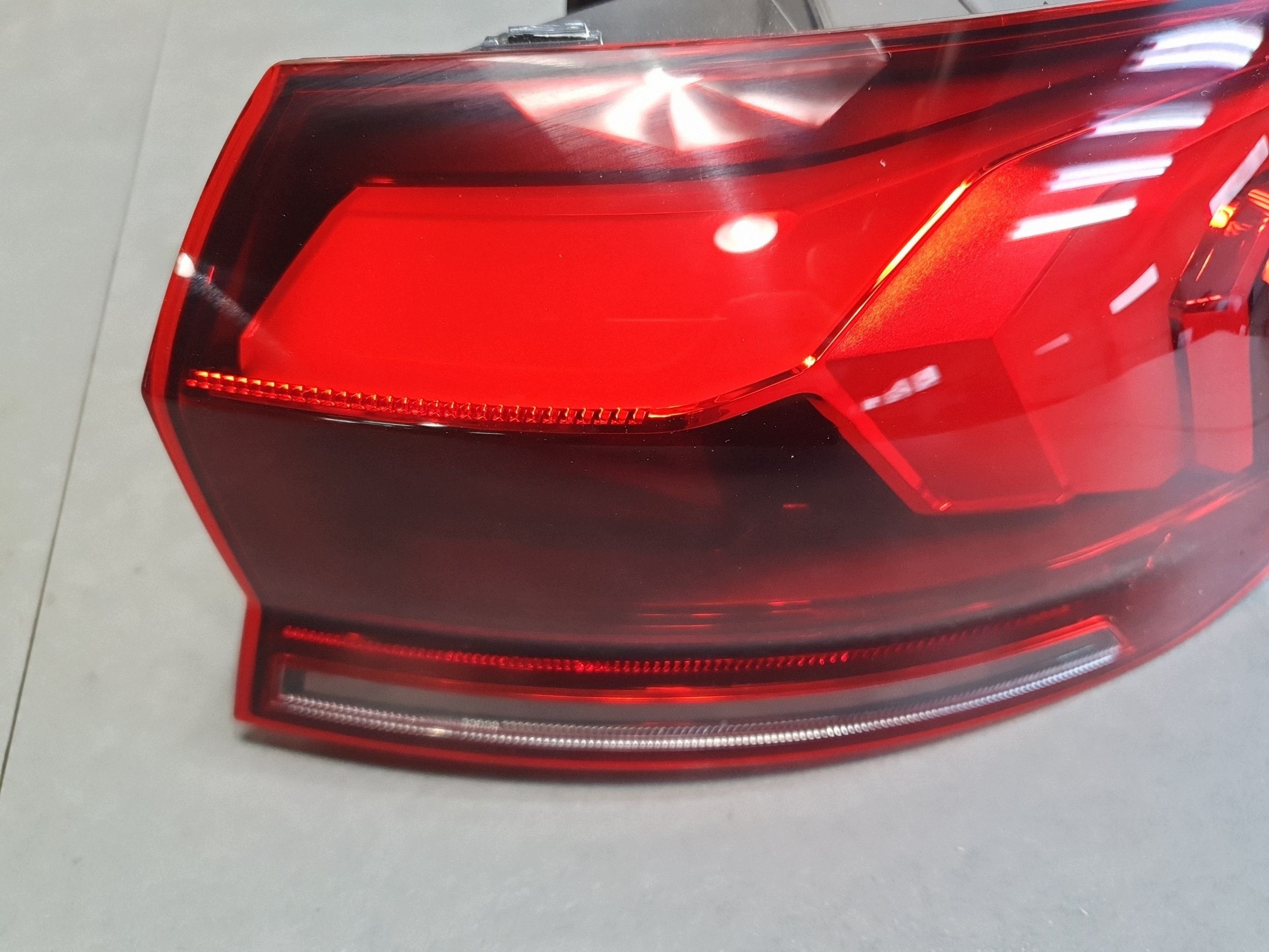 Audi SQ6 e-tron feu droit arrière arrière oled 85H945208