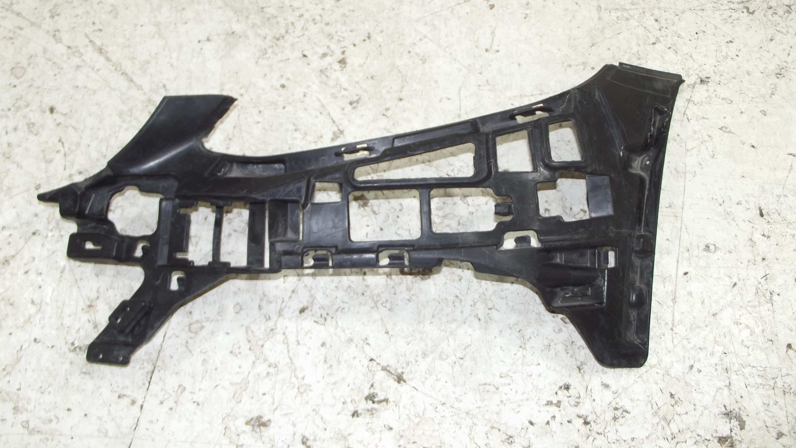 Mercedes C Klasa W205 bumper bracket left front A2058850565