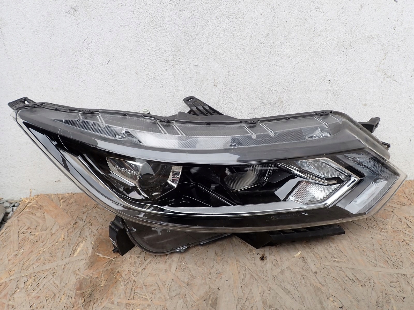 LAMPA PRAWA REFLEKTOR PRAWY LED NISSAN QASHQAI 2 II J11 LIFT 26010HV00B