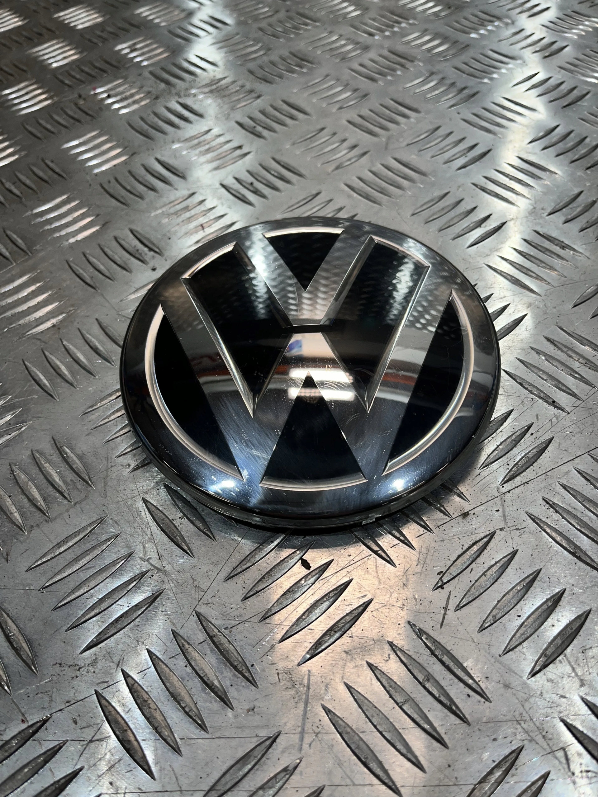 EMBLEMAT ZDERZAKA PRZÓD VW T-ROC 17- 2GA853601