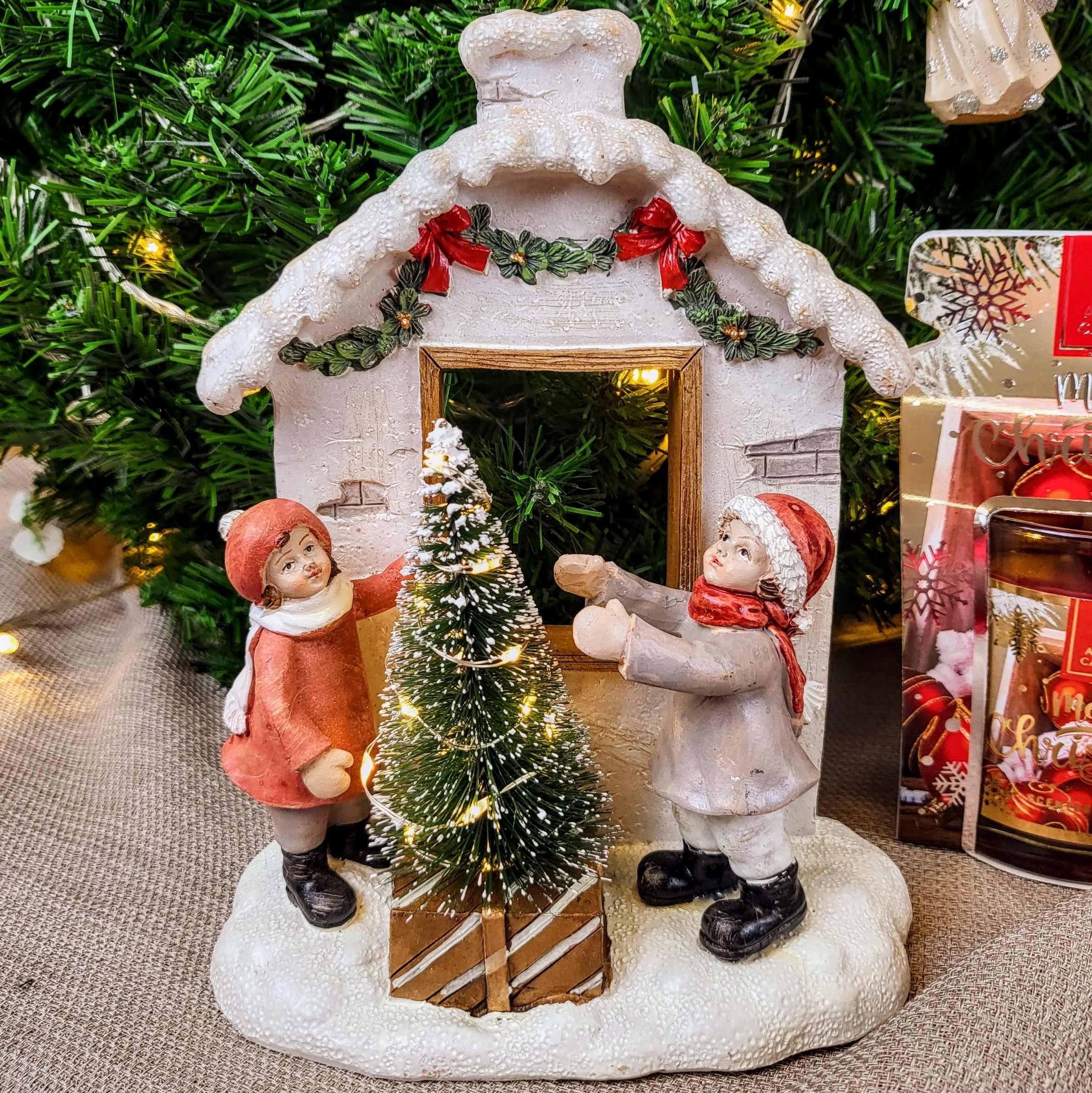 FIGURKA DOMEK Z DZIEĆMI I CHOINKA LED 18,5cm Rodzaj figurka