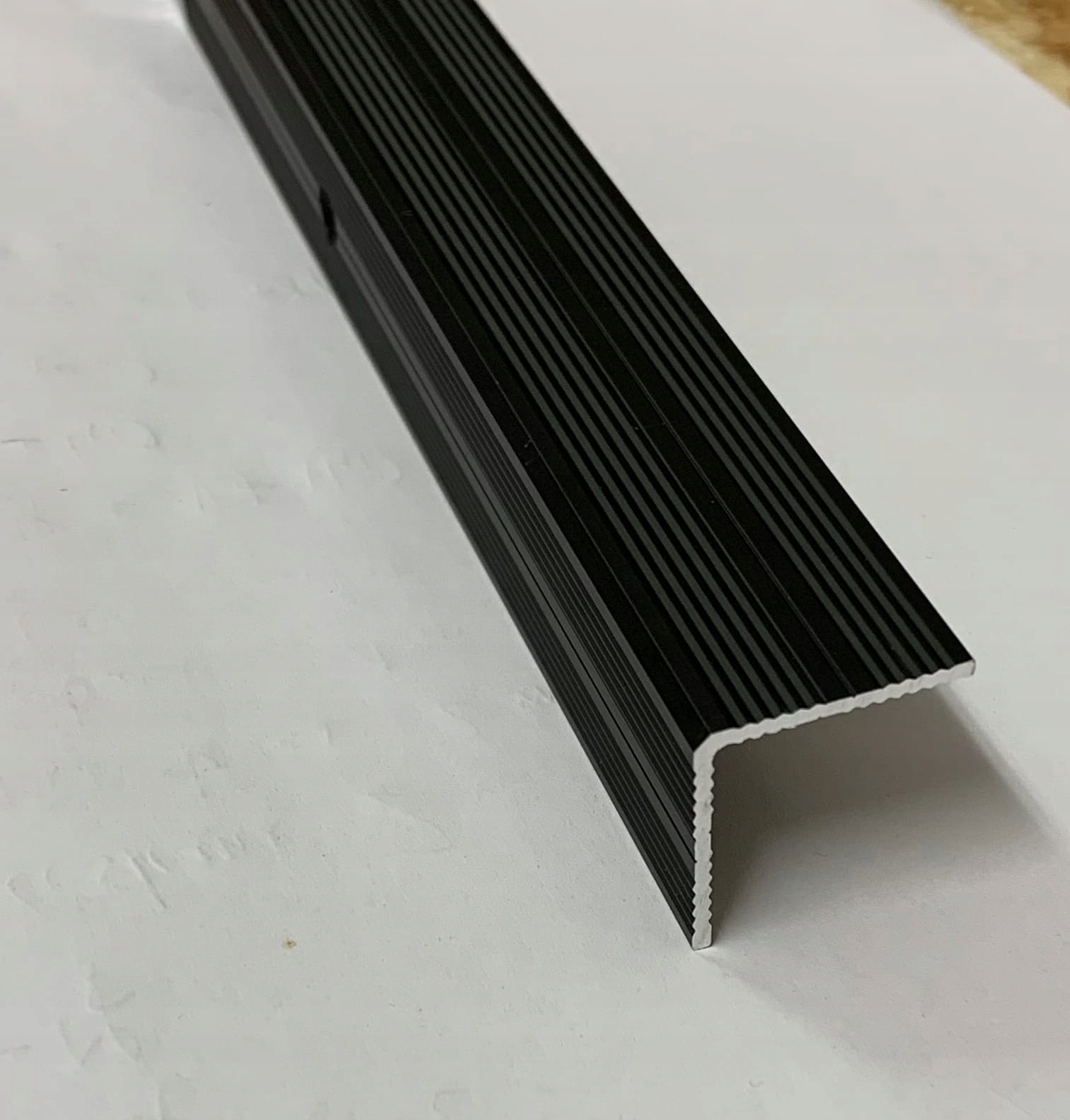 Aluminiowy kątownik schodowy CZARNY 25x25 180cm a40