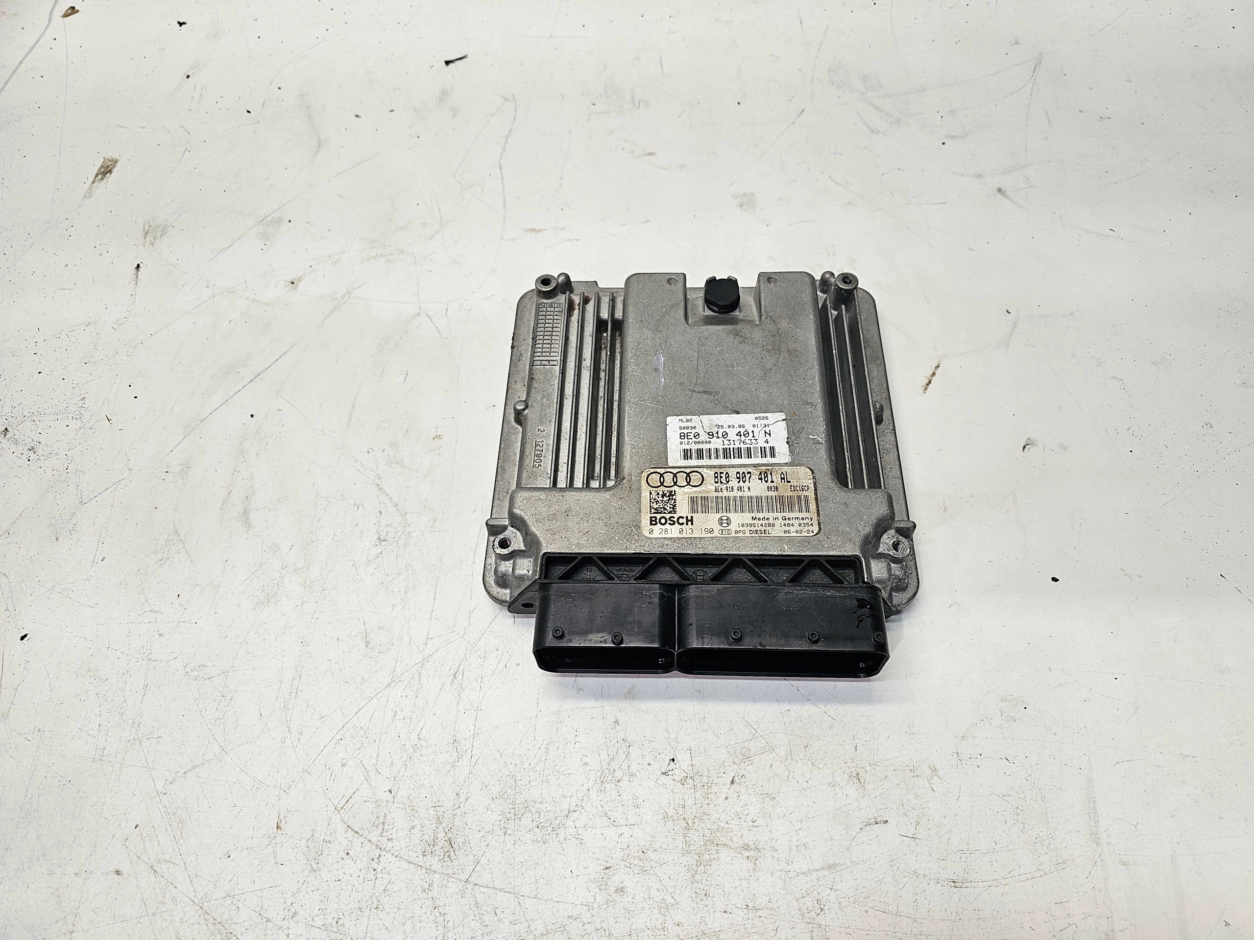 control unit computer of the engine AUDI A4 B7 3.0 TDI 8E0907401AL 8E0910401N