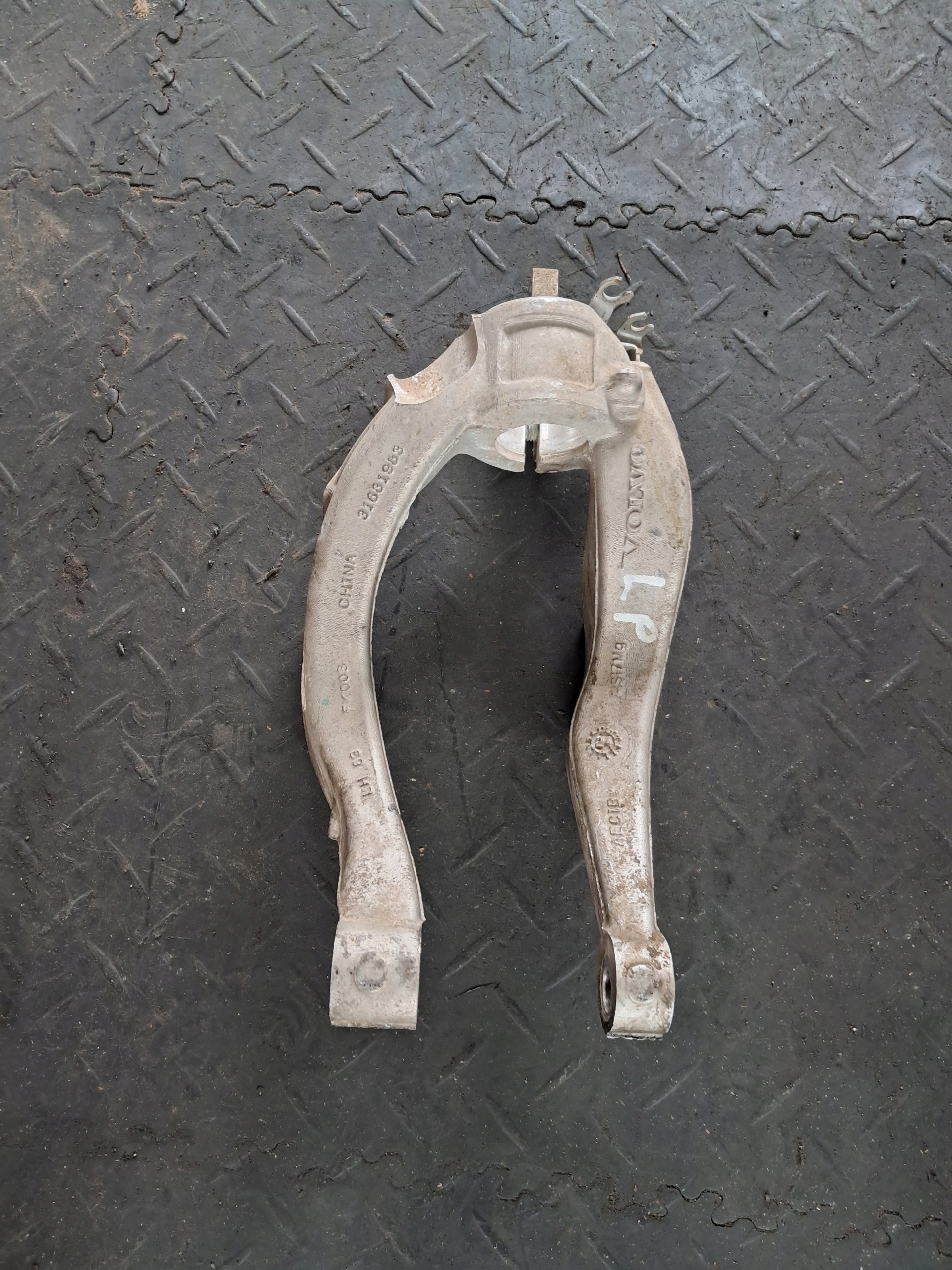 MOCOWANIE AMORTYZATORA LEWY PRZÓD VOLVO XC60 II 31681983