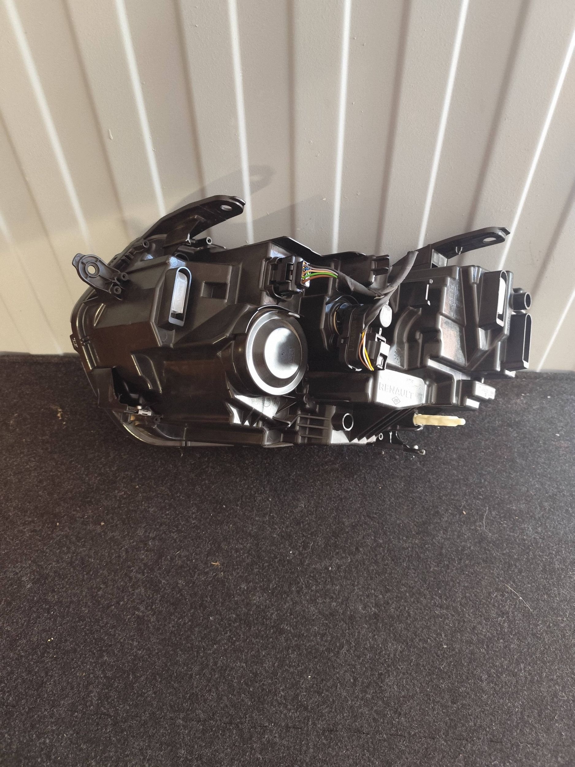 DACIA DUSTER II LIFT light front right FULL LED 260106194R dismantling