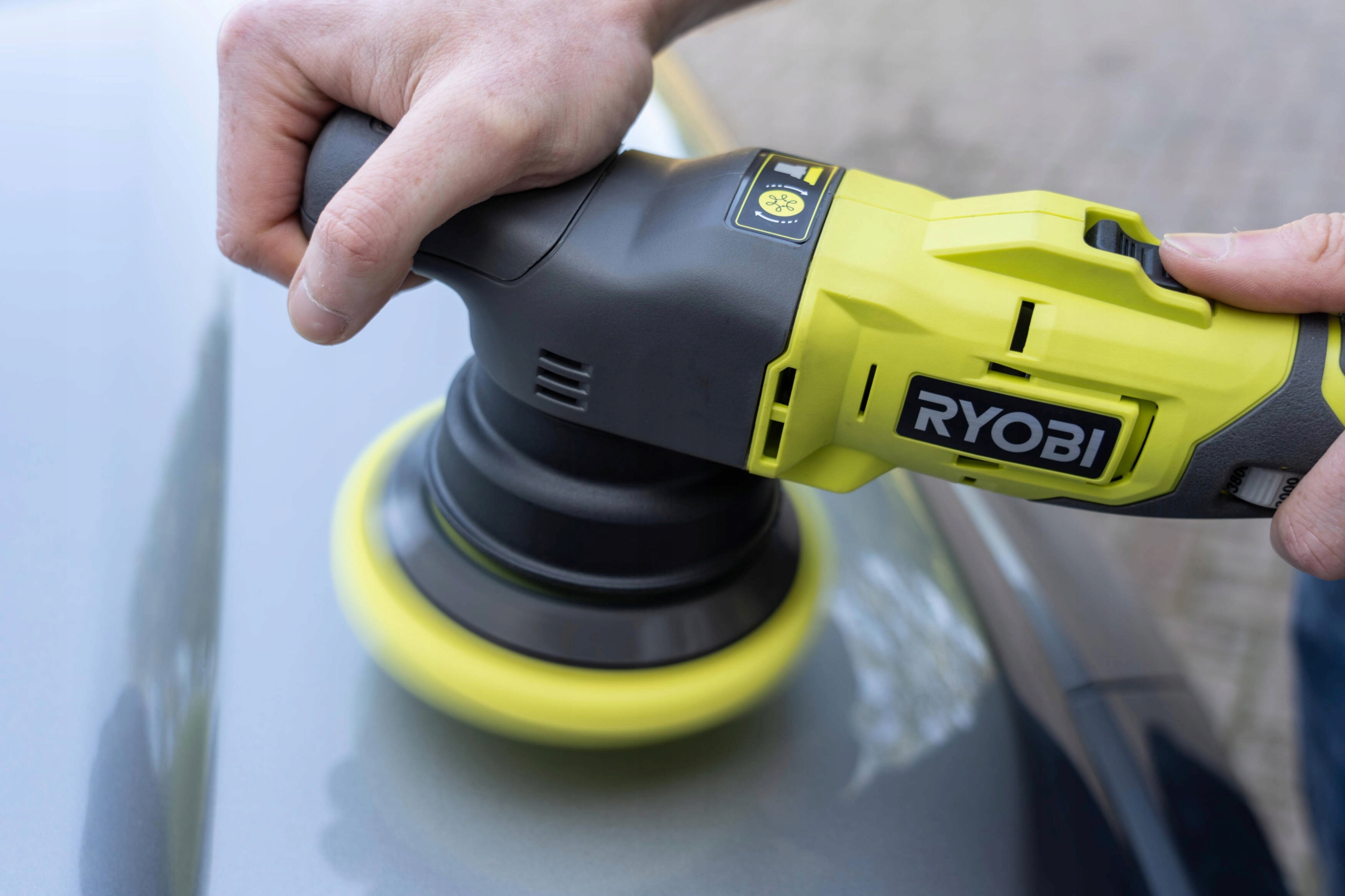 RYOBI POLERKA AKUMULATOROWA 18V REGULACJA R18P-0 125MM OSCYLACJA + 3 PADY Waga produktu z opakowaniem jednostkowym 2.25 kg