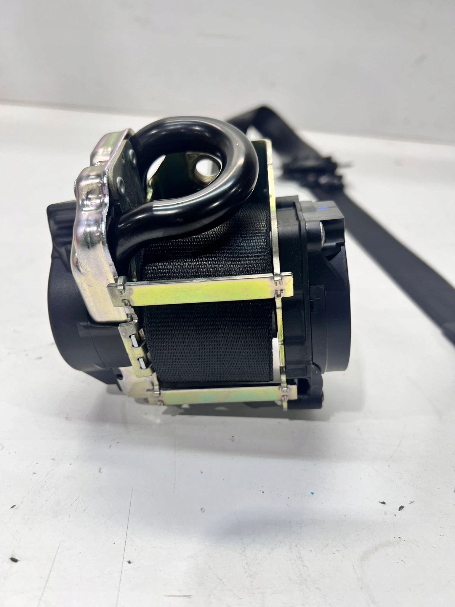 tension belt safety right front AUDI A4 B9 8W0857706M damag..