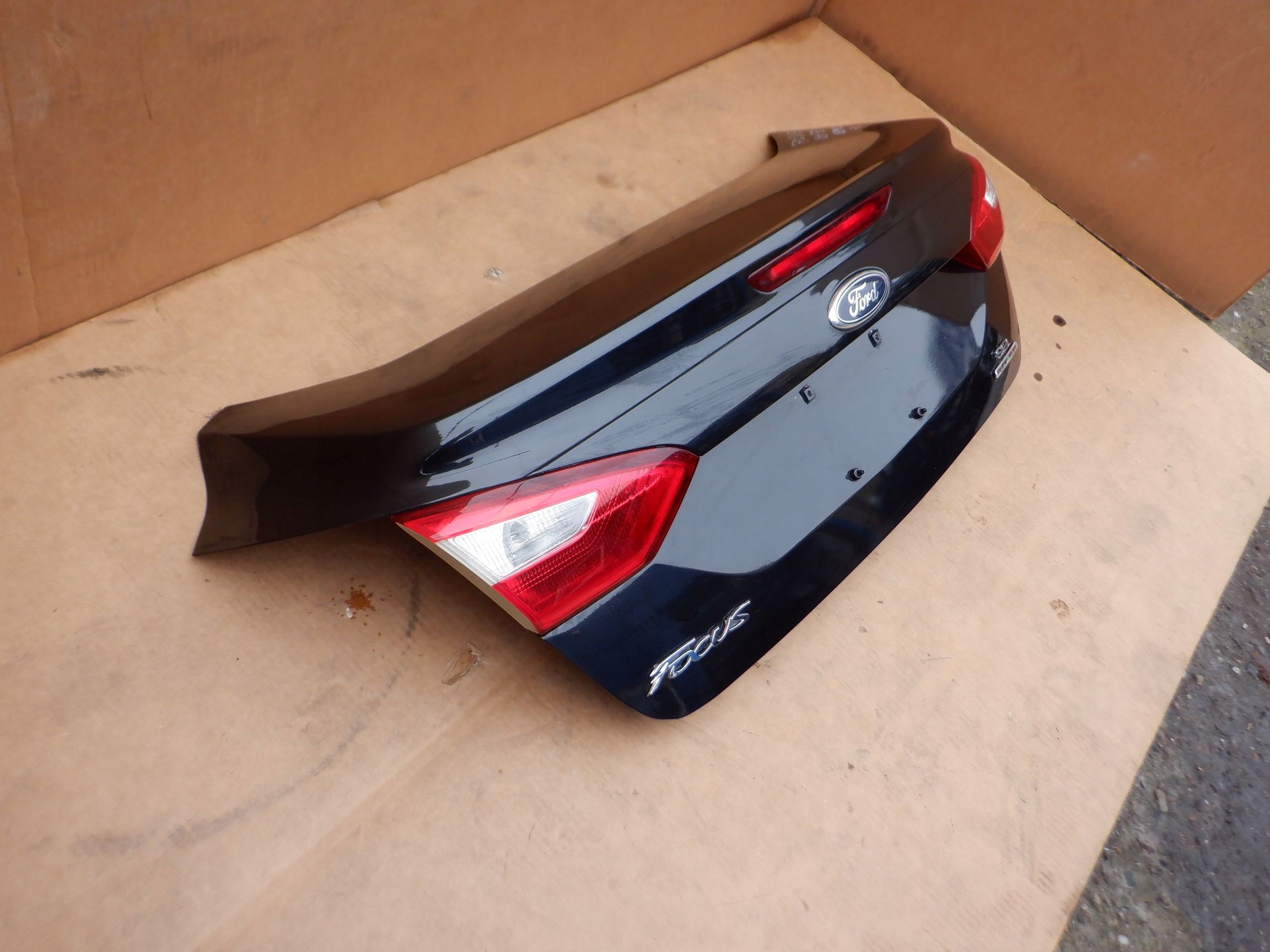 KLAPA BAGAŻNIKA FORD FOCUS MK3 LIFT SEDAN USA Numer katalogowy części KLAPA BAGAŻNIKA FORD FOCUS MK3 LIFT SEDAN USA